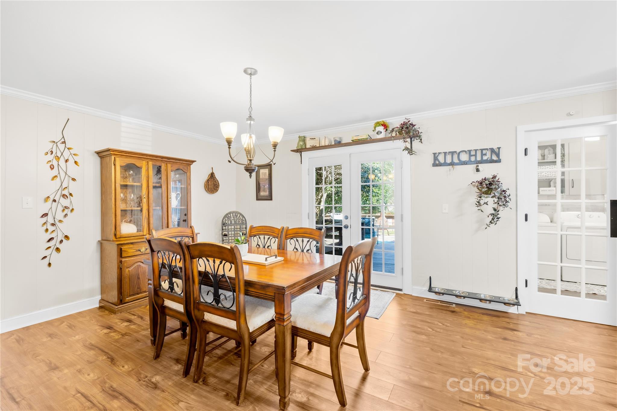 827 Lakeside Circle