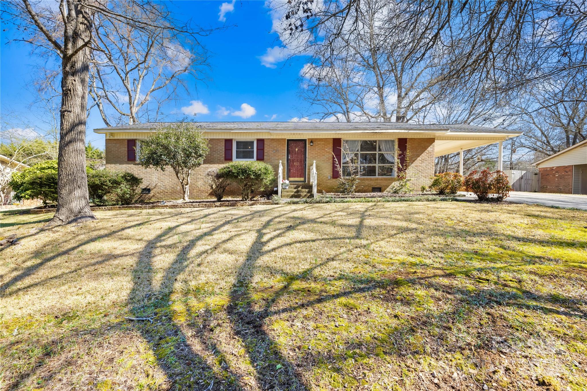 827 Lakeside Circle