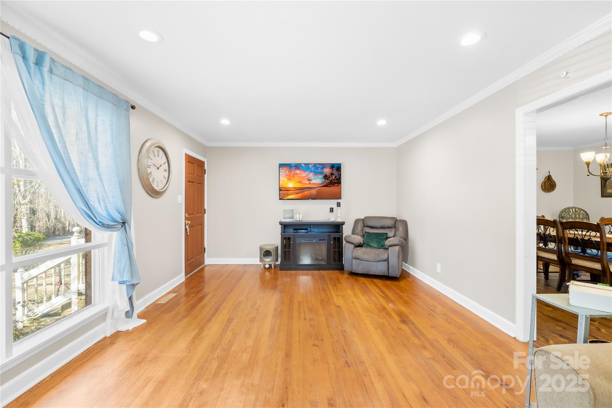 827 Lakeside Circle