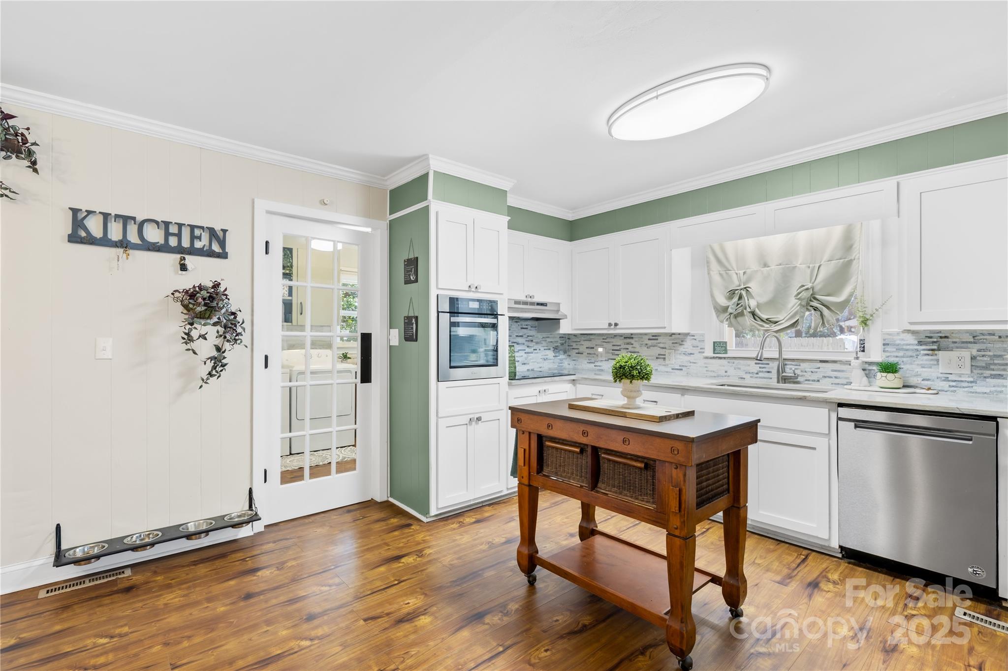 827 Lakeside Circle