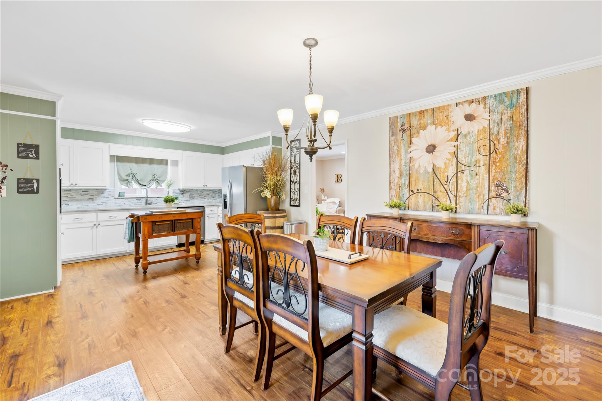 827 Lakeside Circle
