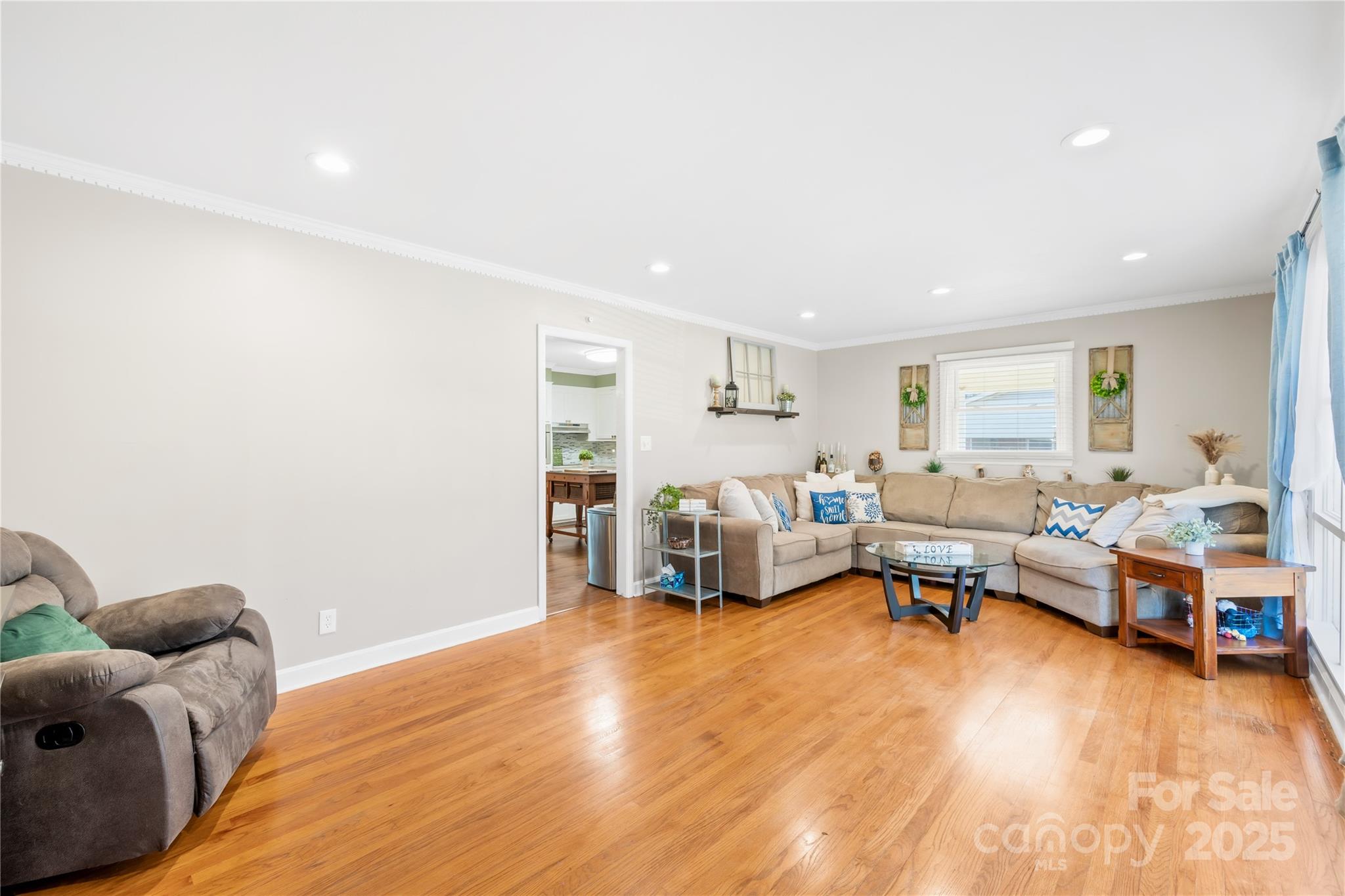 827 Lakeside Circle