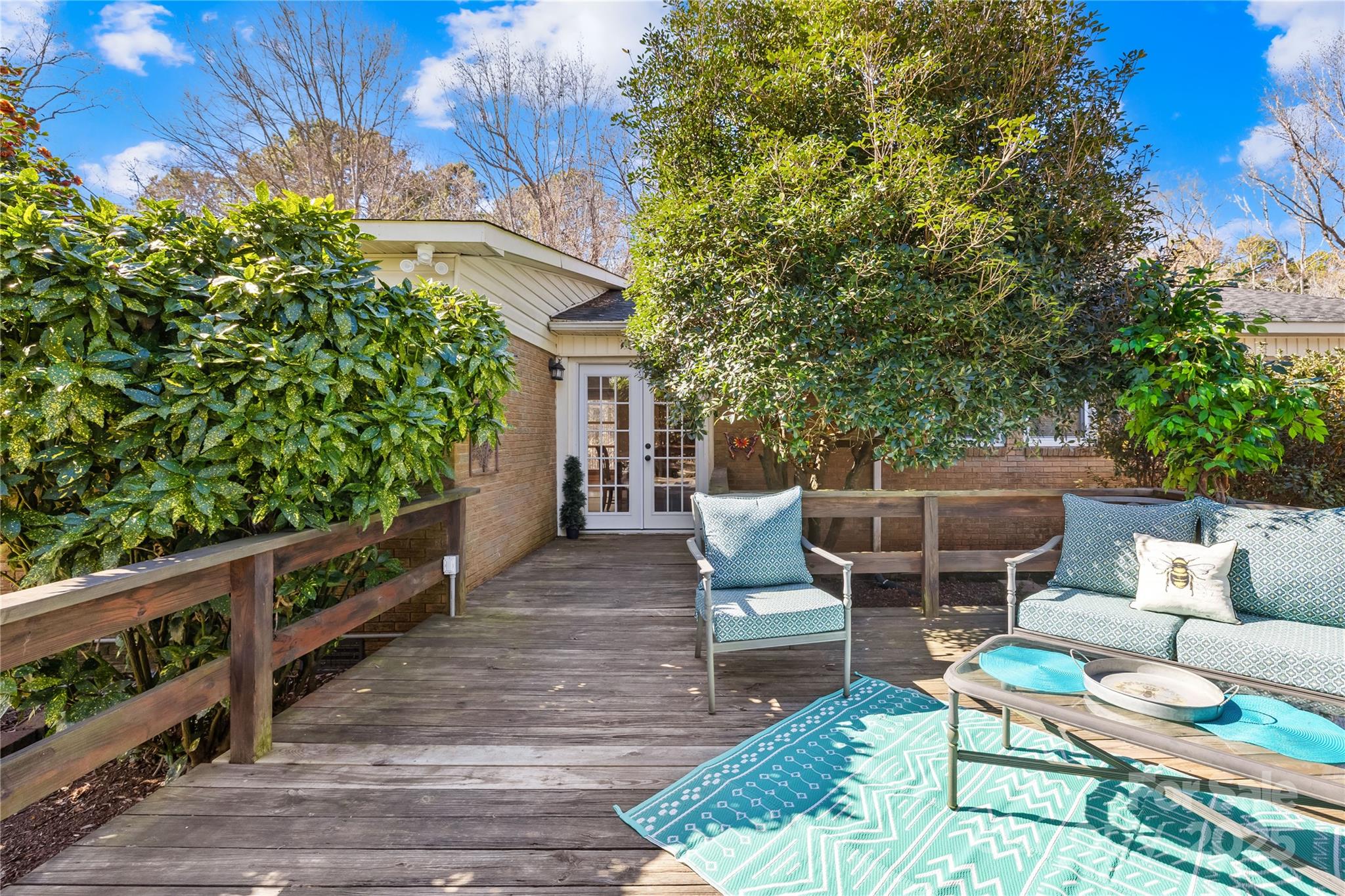 827 Lakeside Circle