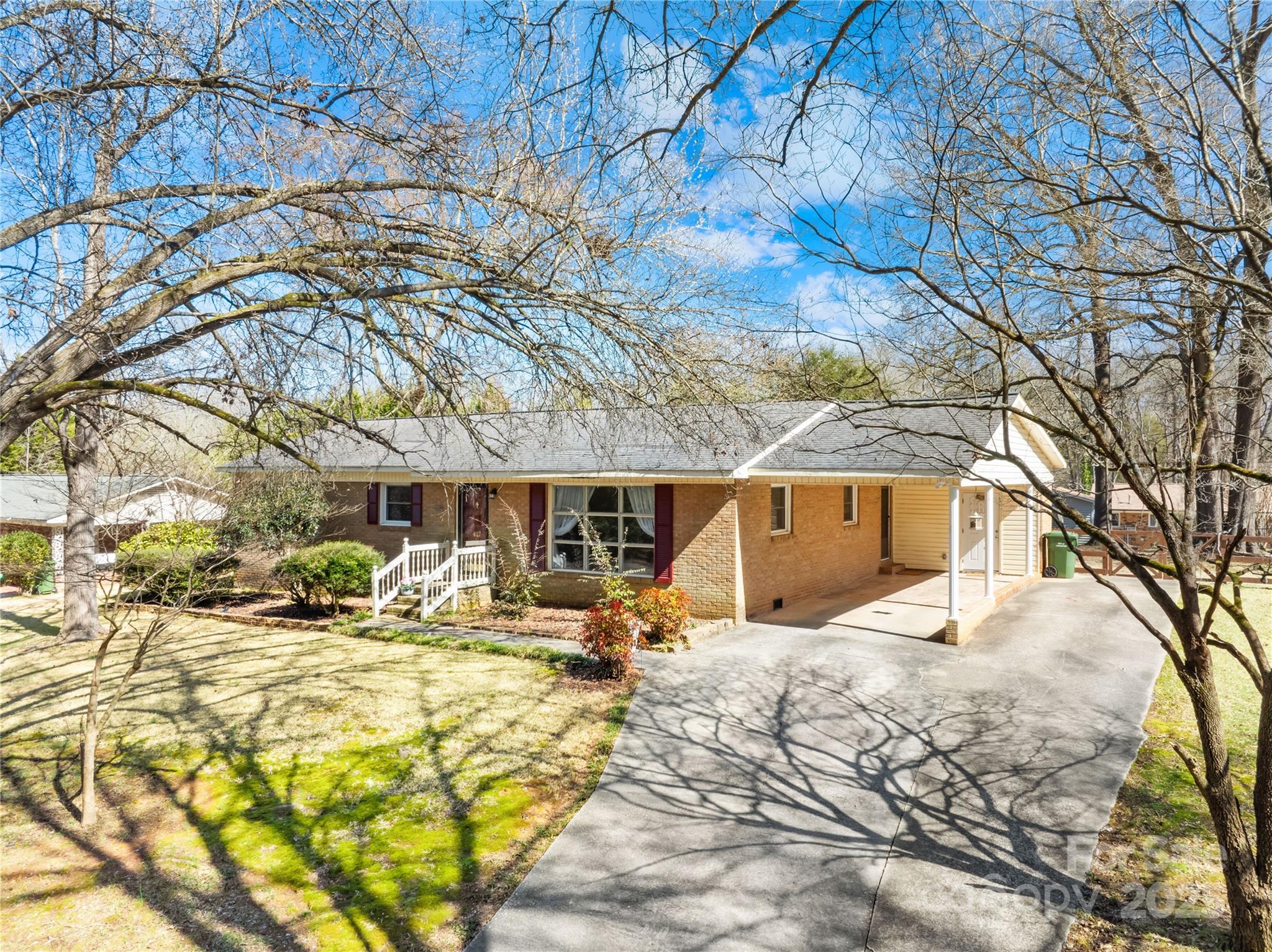 827 Lakeside Circle