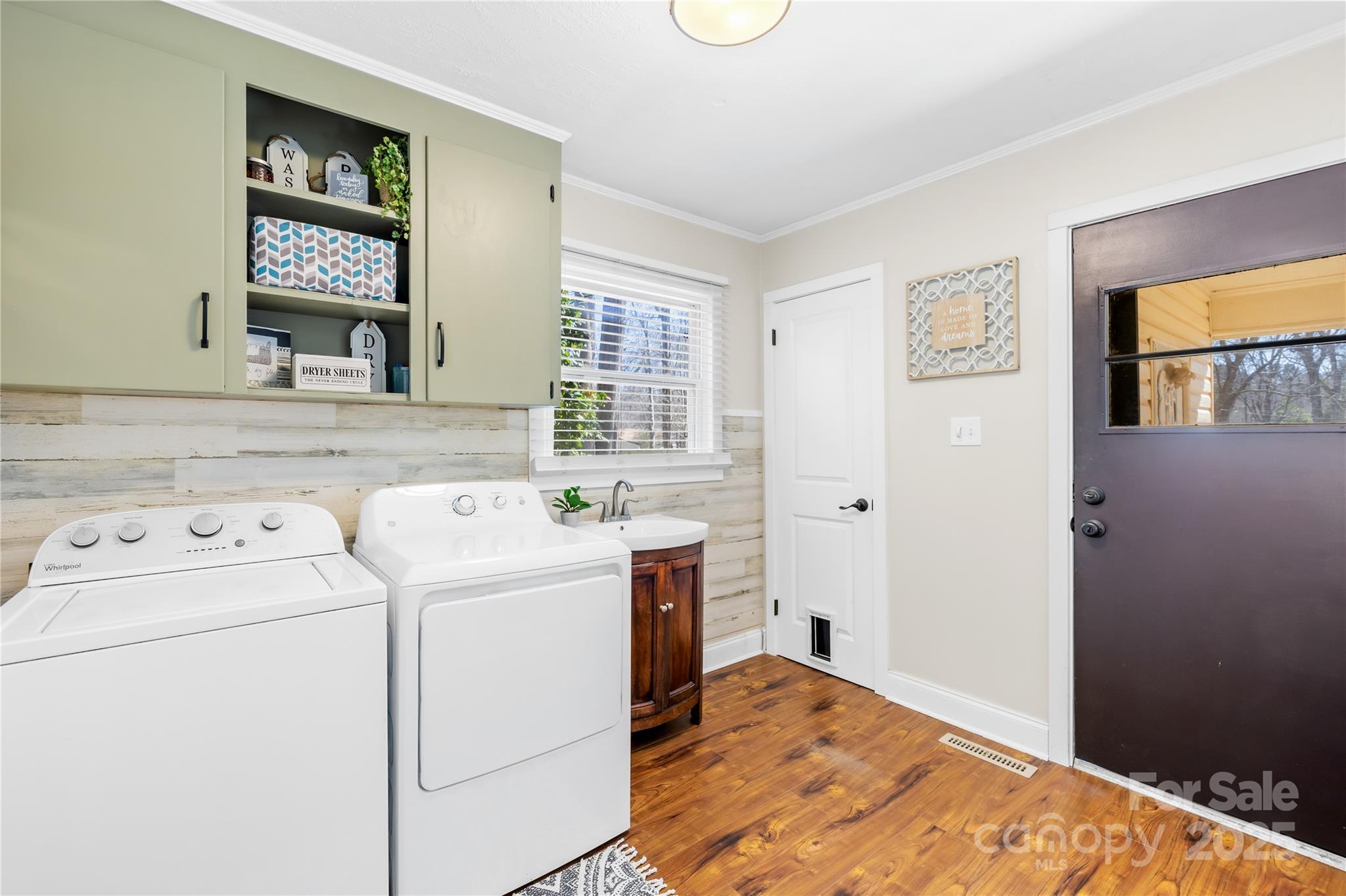 827 Lakeside Circle