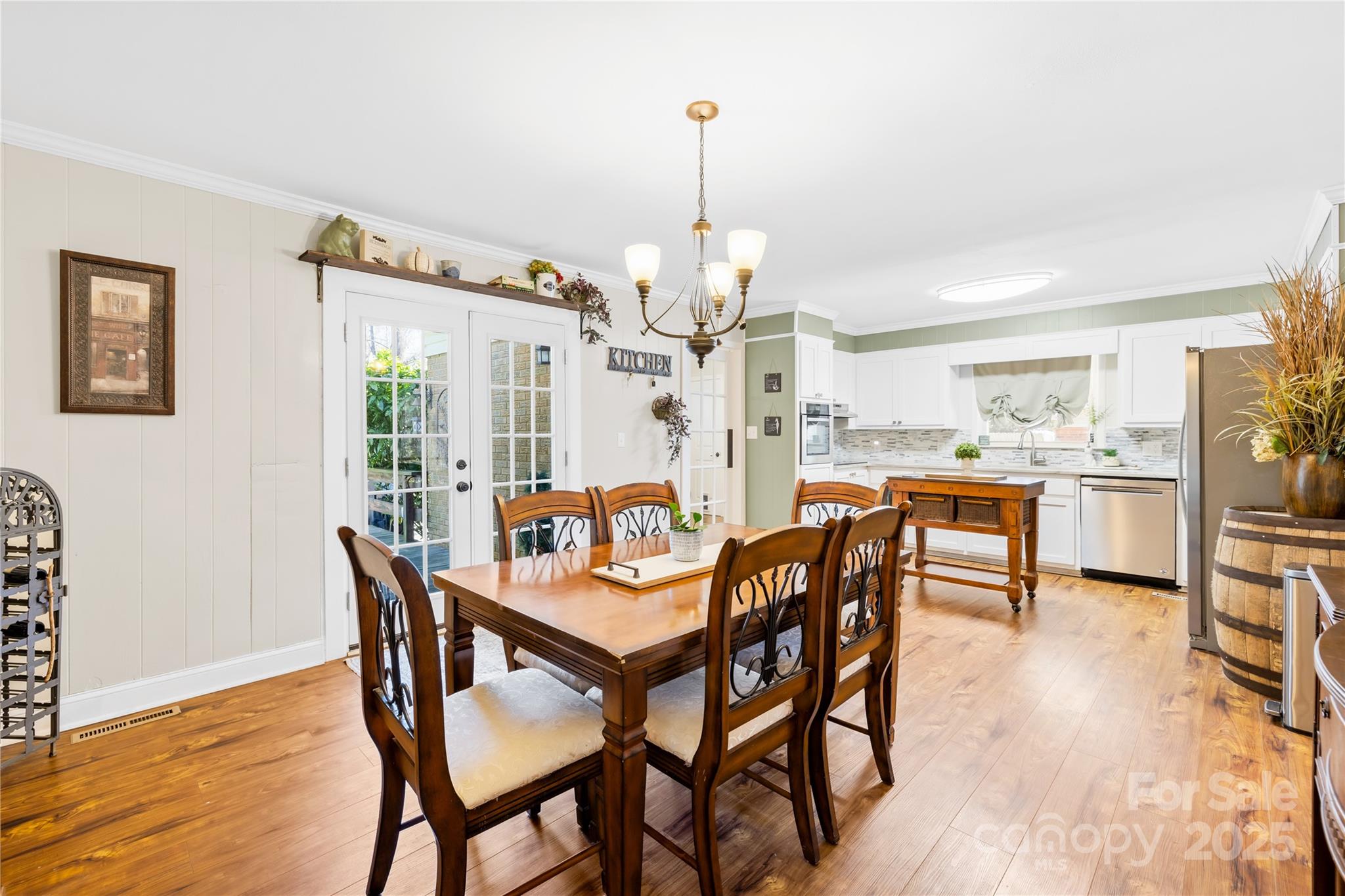 827 Lakeside Circle