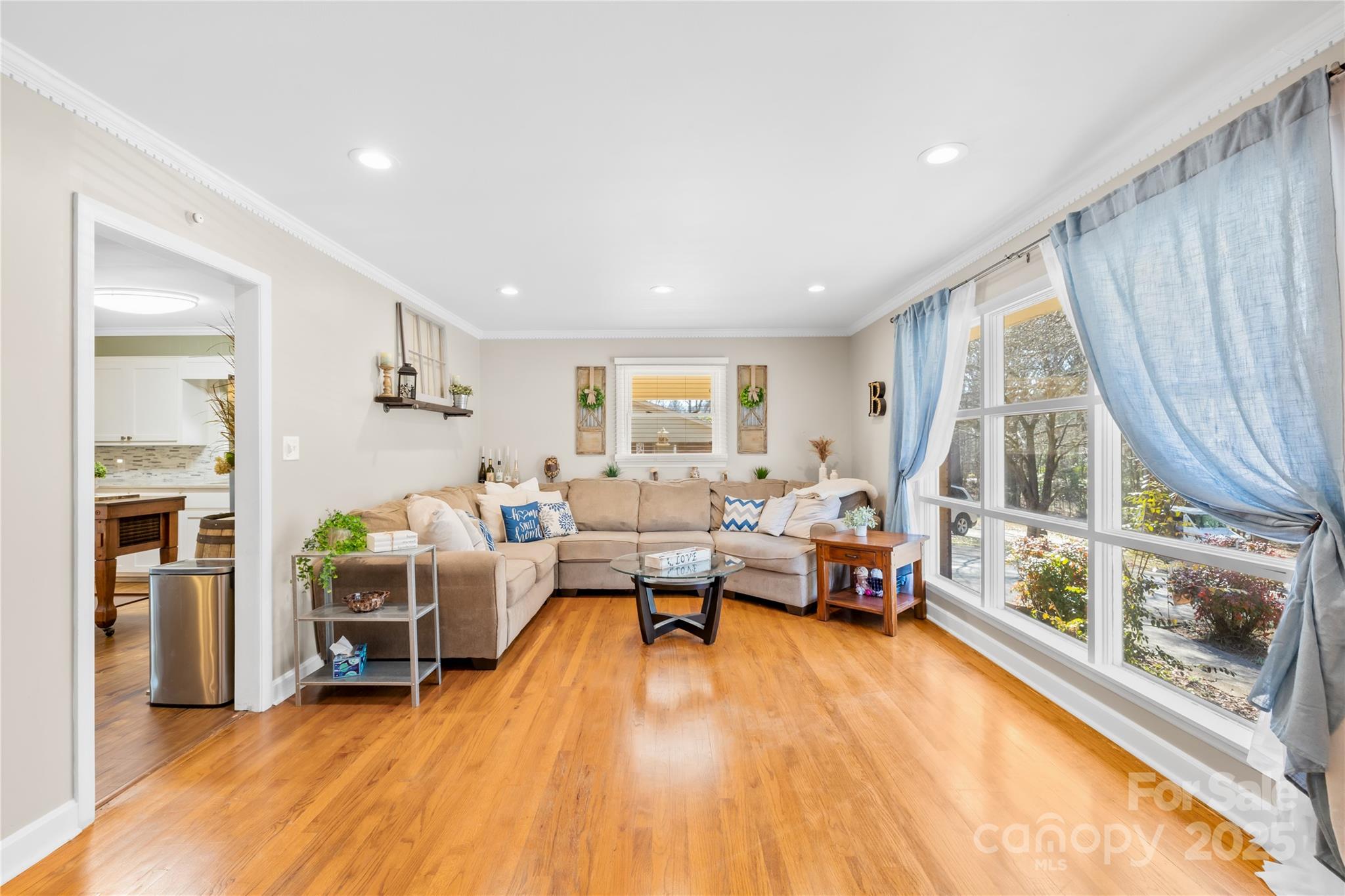 827 Lakeside Circle