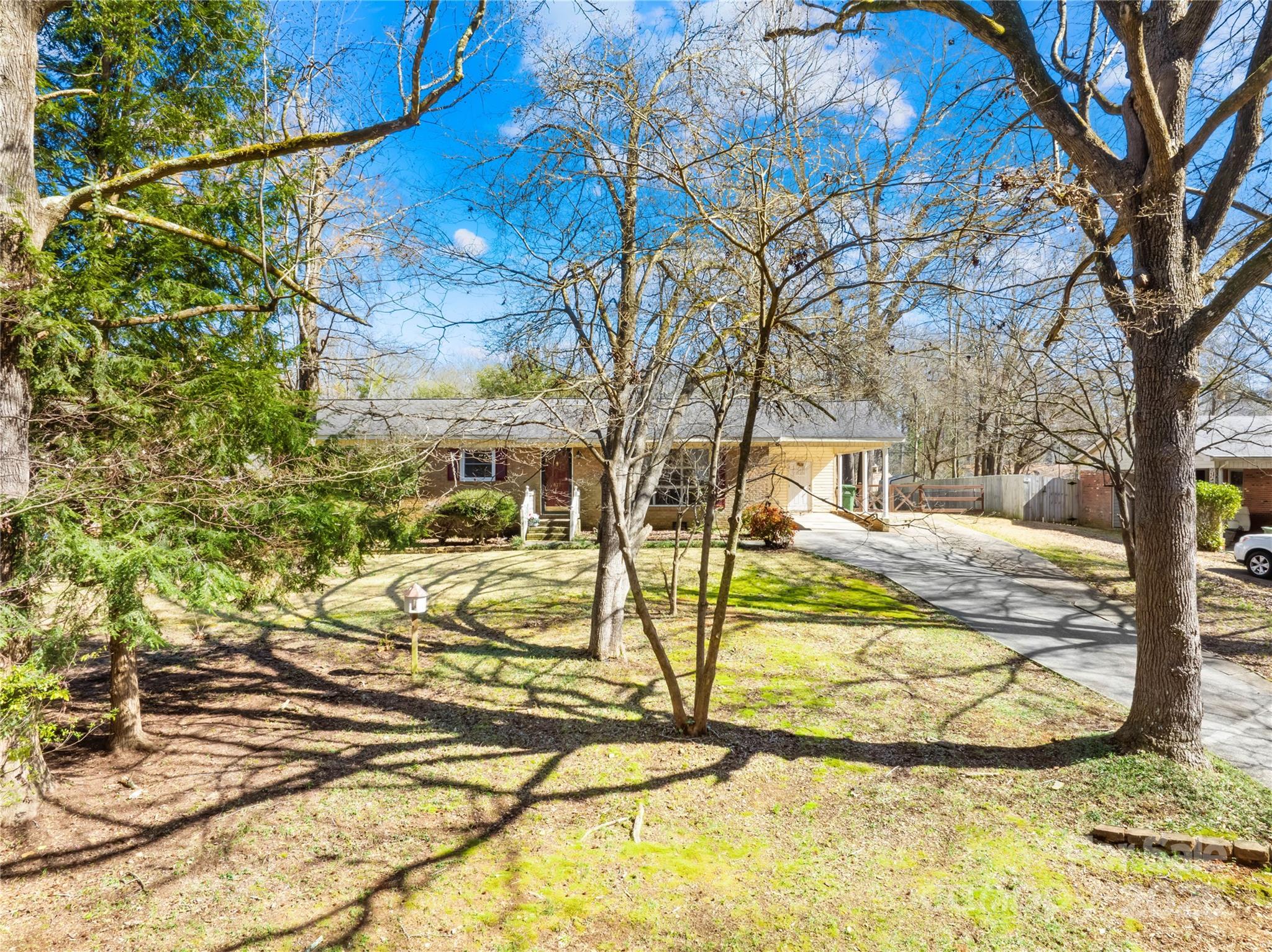827 Lakeside Circle