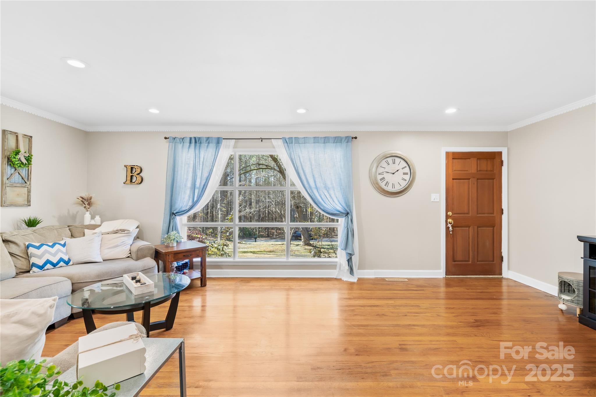 827 Lakeside Circle
