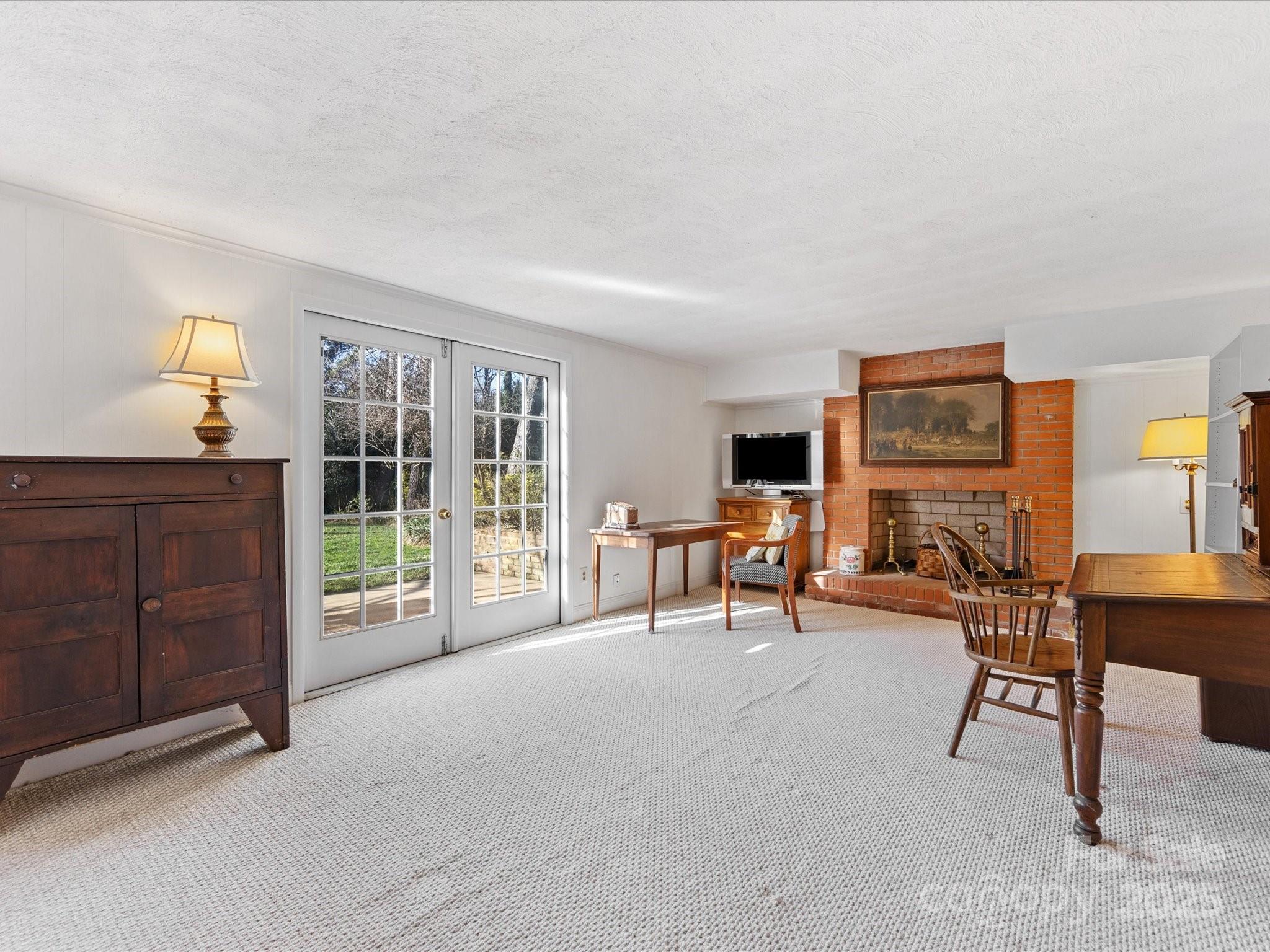 555 Manning Drive Unit: 7