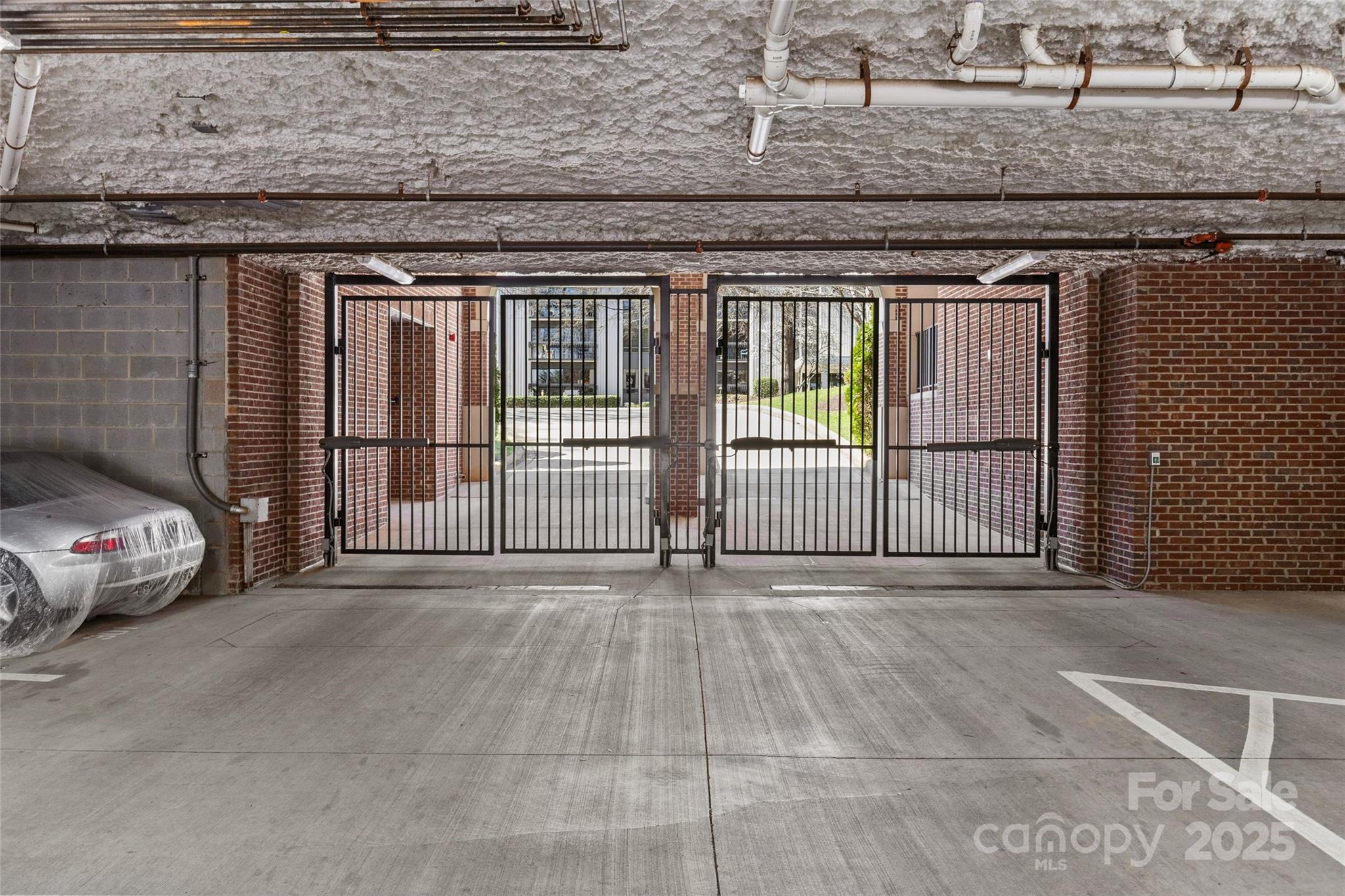 2251 Selwyn Avenue Unit: 201