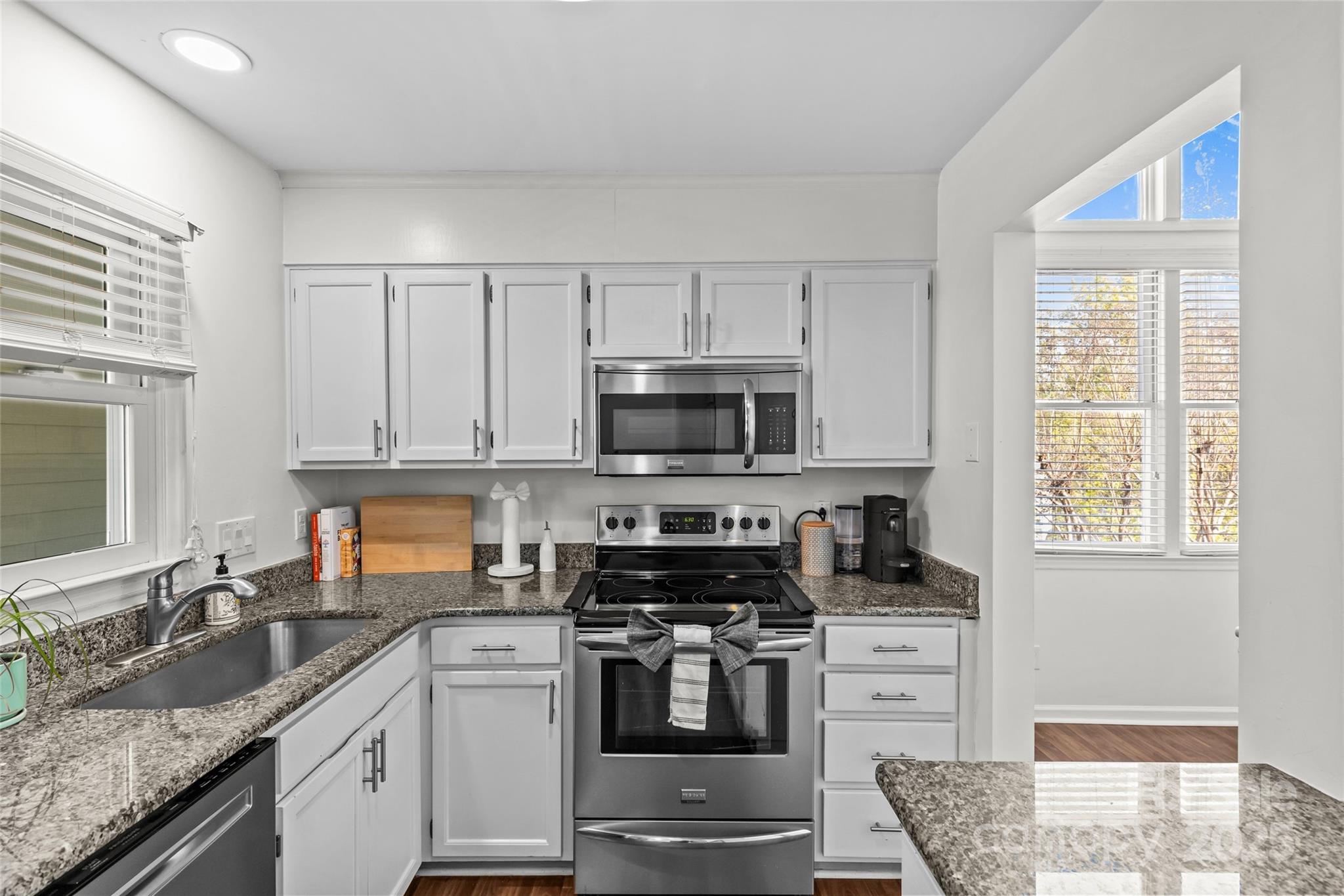 2719 Selwyn Avenue Unit: 24