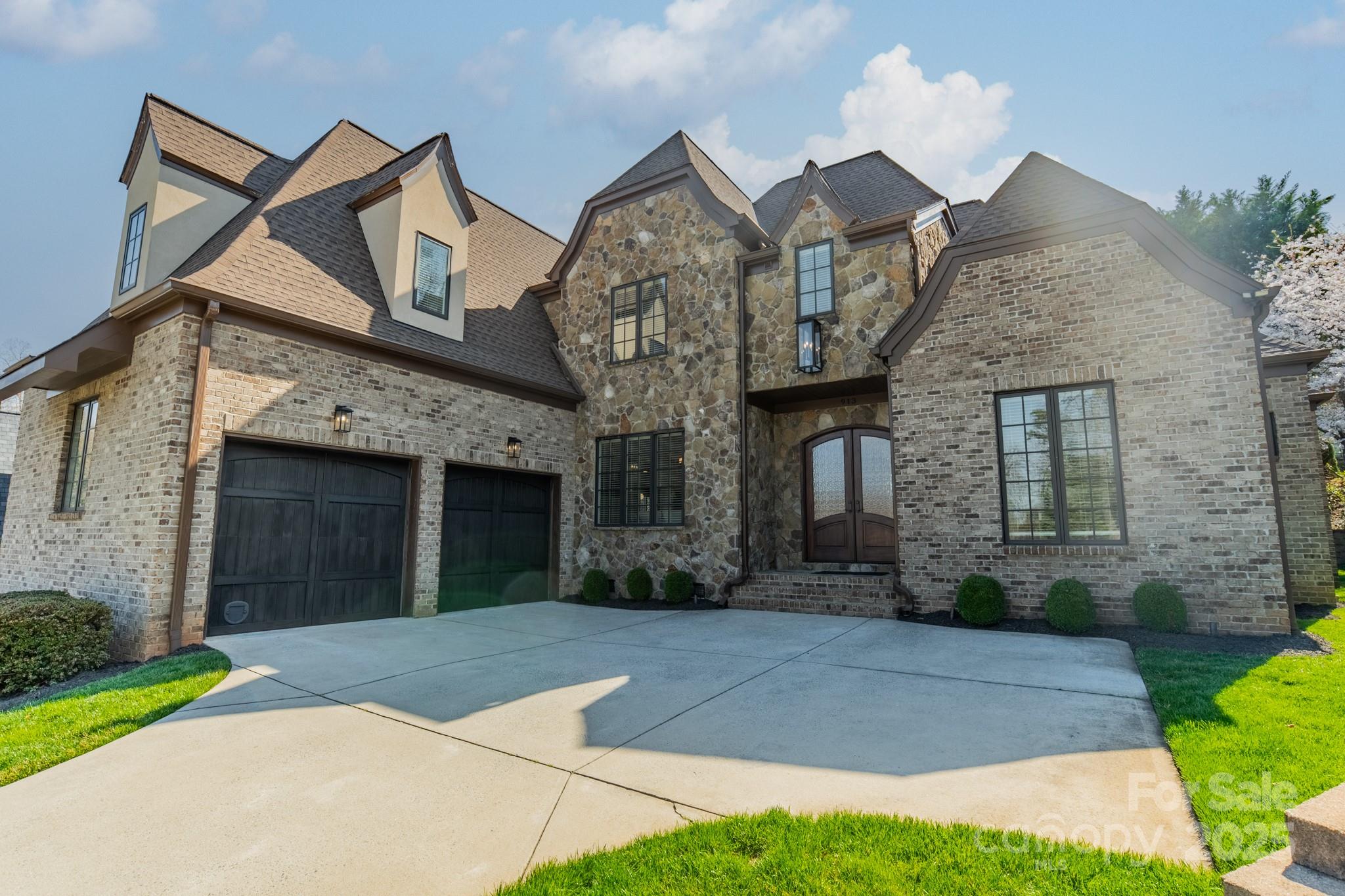 913 Dacavin Drive