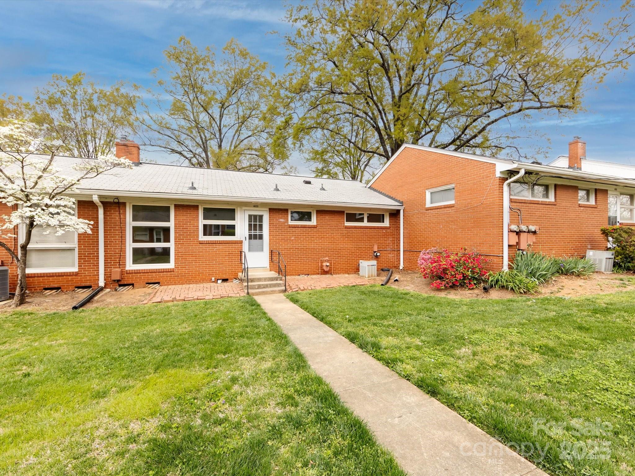 4625 Woodlark Lane