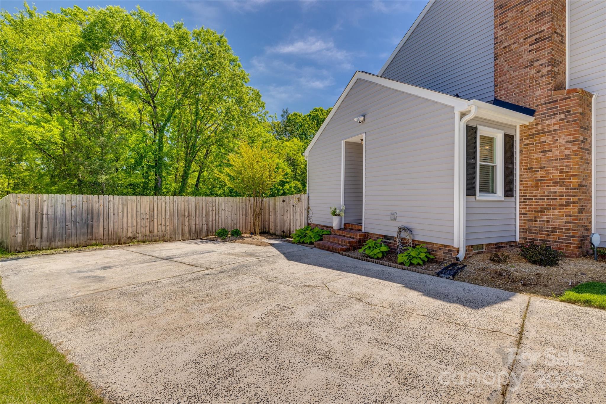 7300 Chatterbird Court