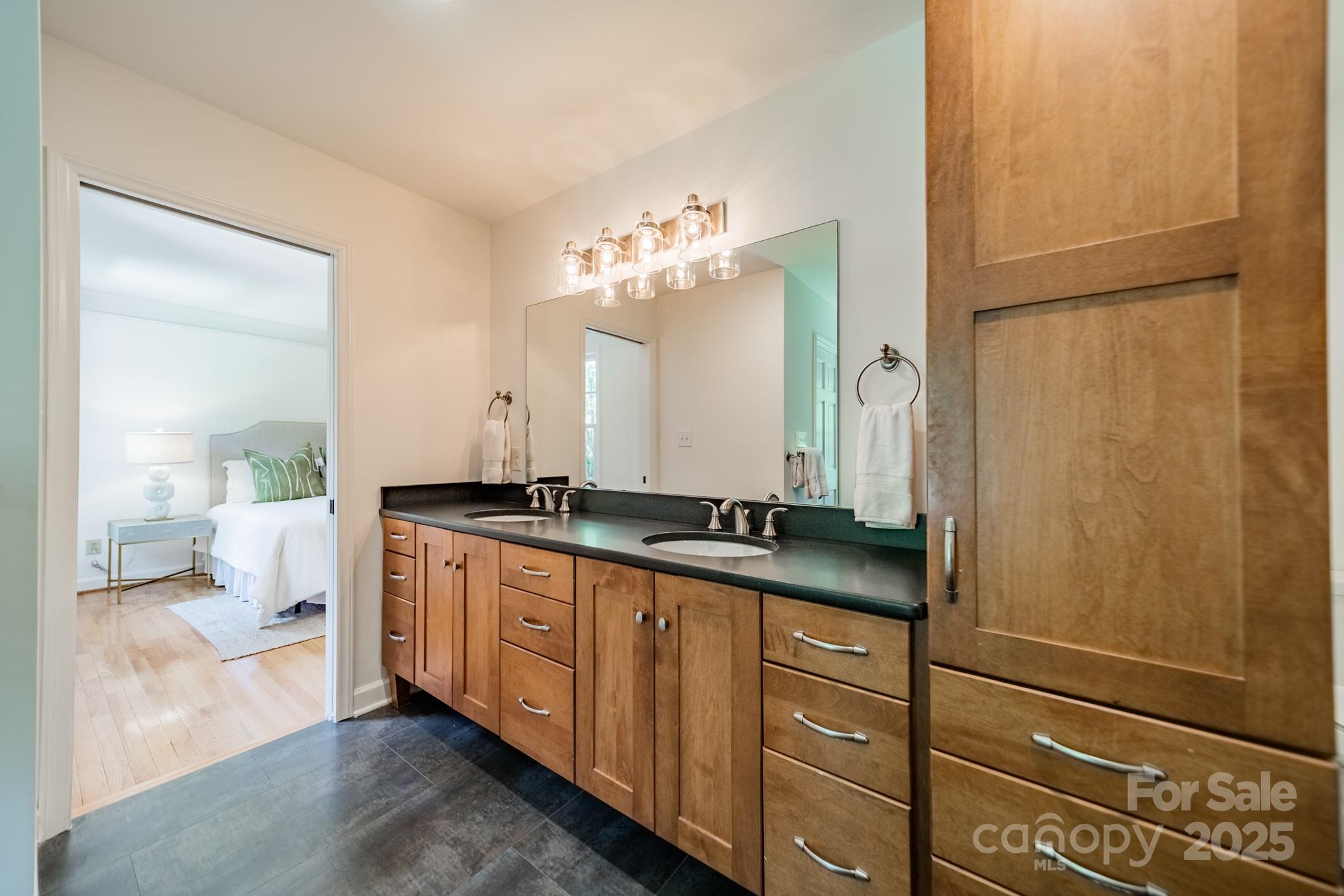 3233 Sunnymede Lane