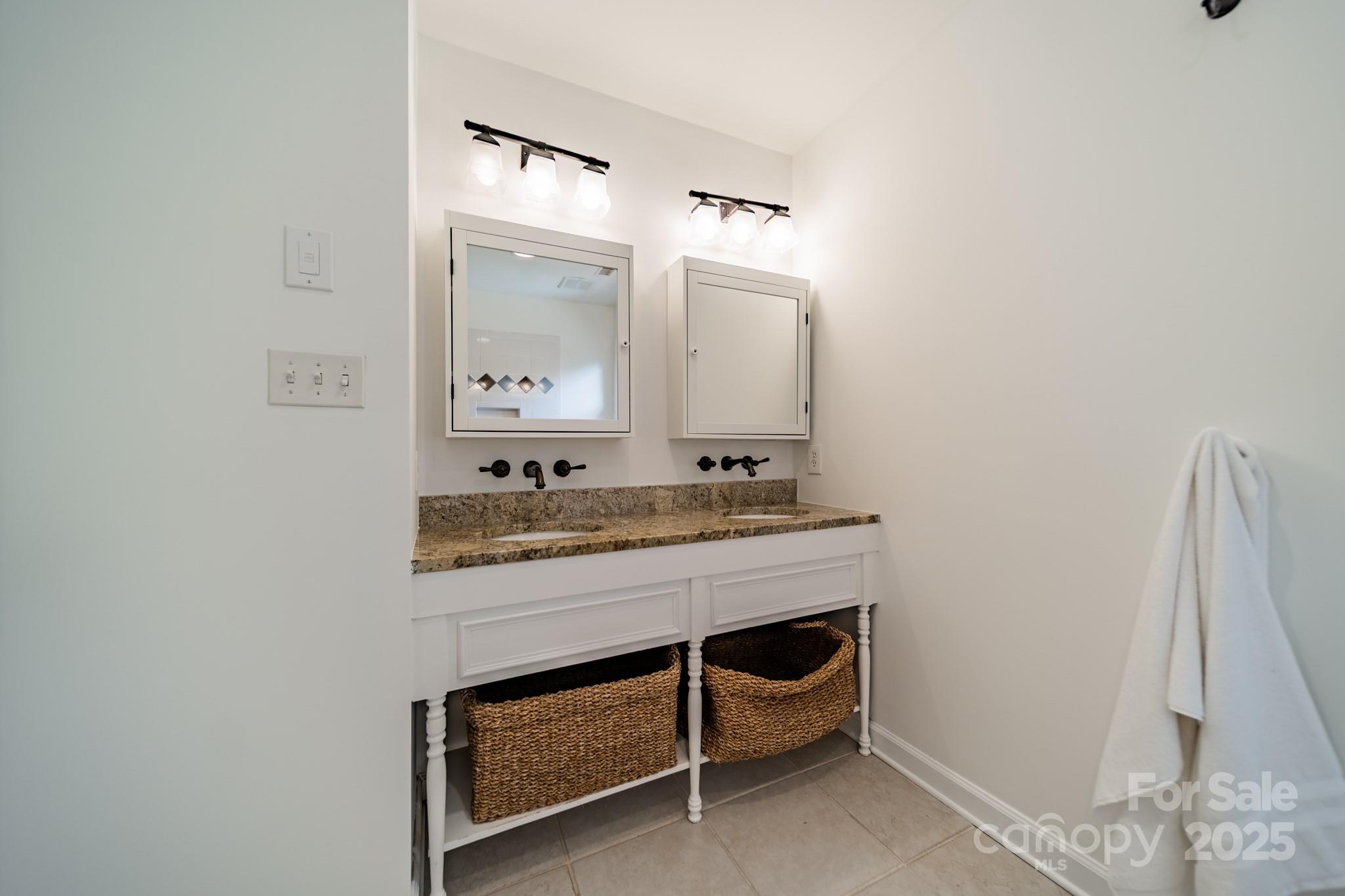 3233 Sunnymede Lane