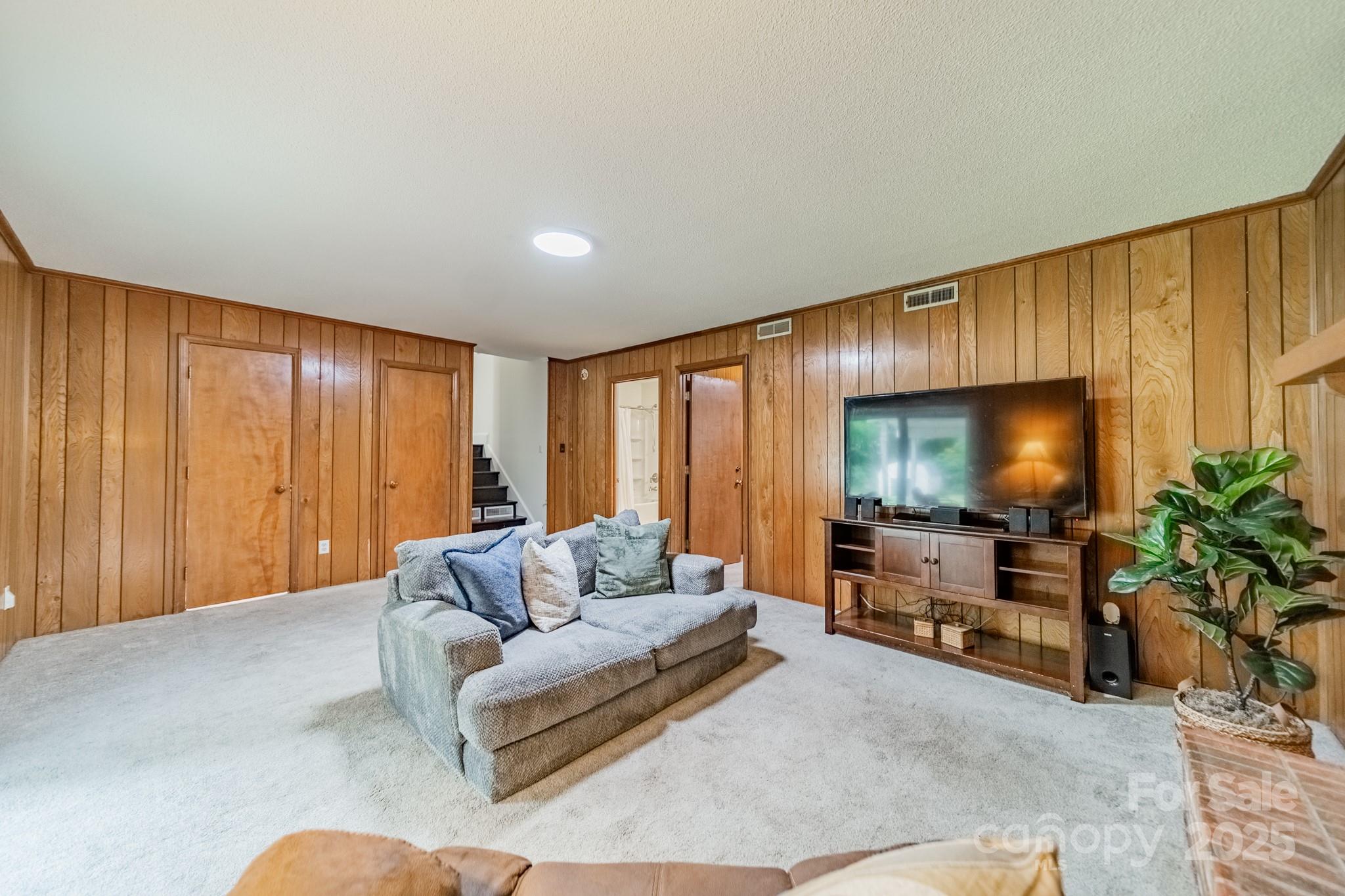 178 Woodland Drive SW