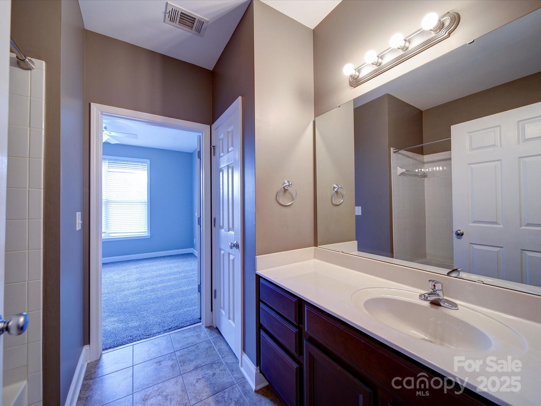1000 E Woodlawn Road Unit: 402