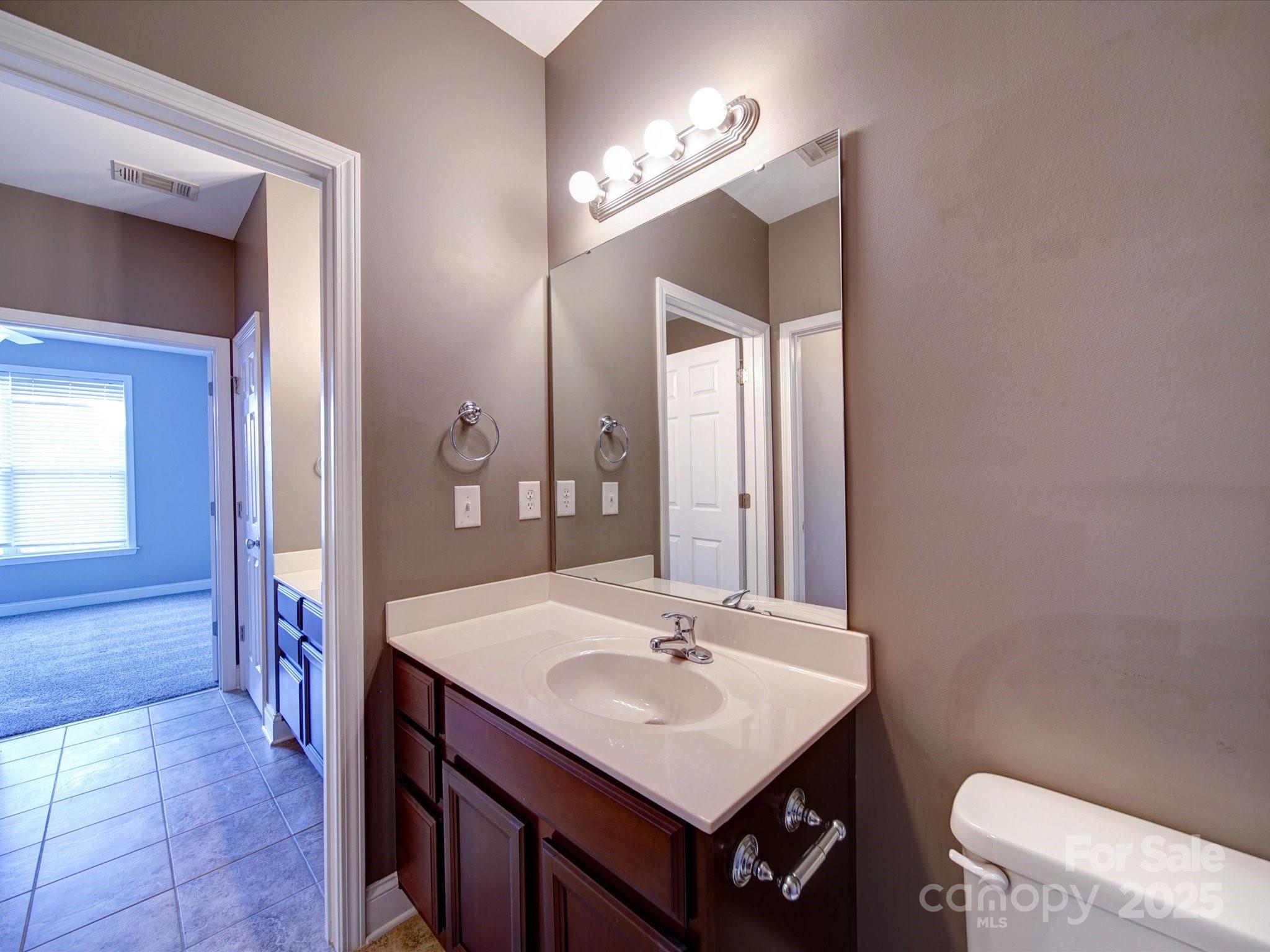 1000 E Woodlawn Road Unit: 402