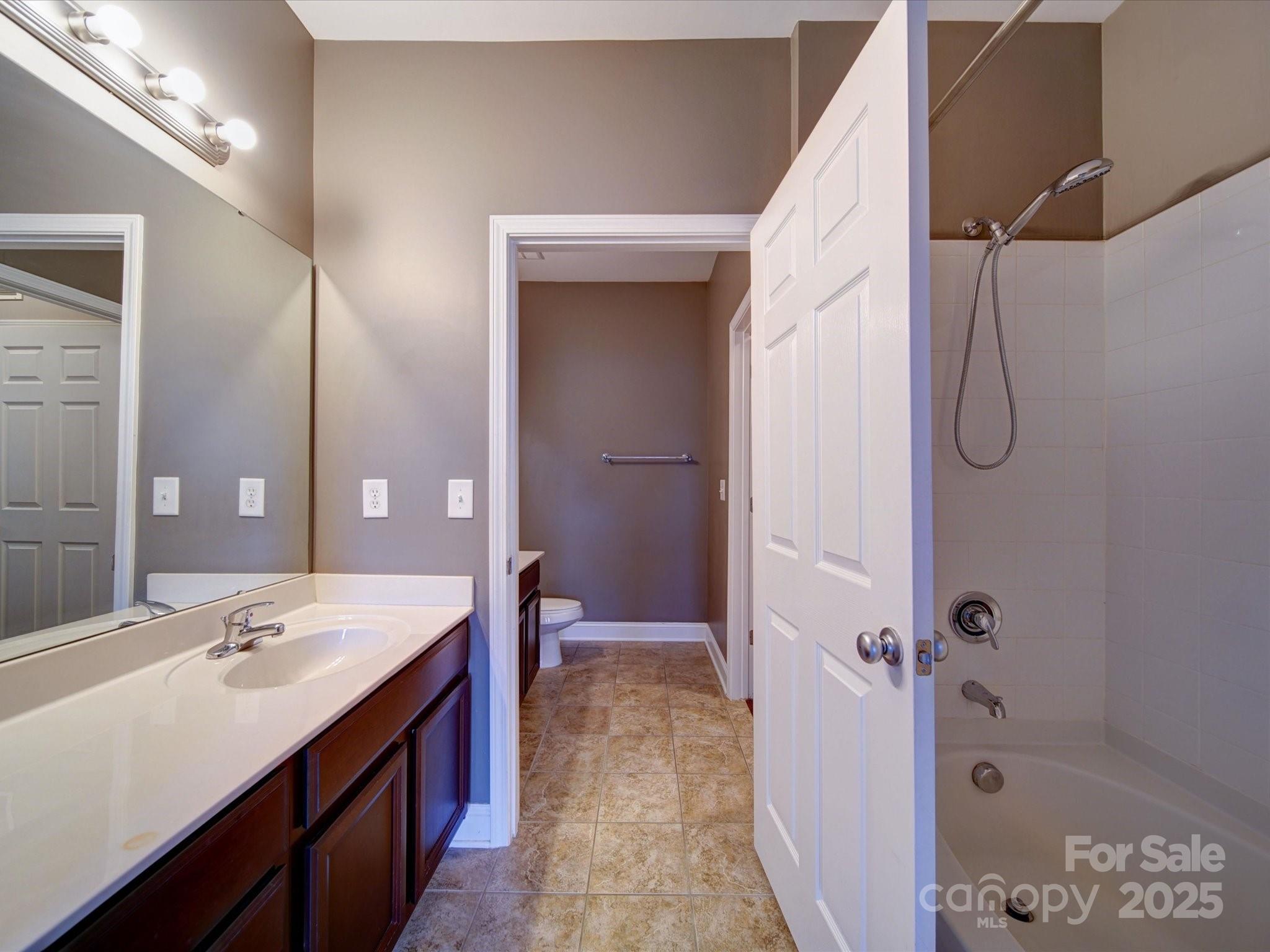 1000 E Woodlawn Road Unit: 402