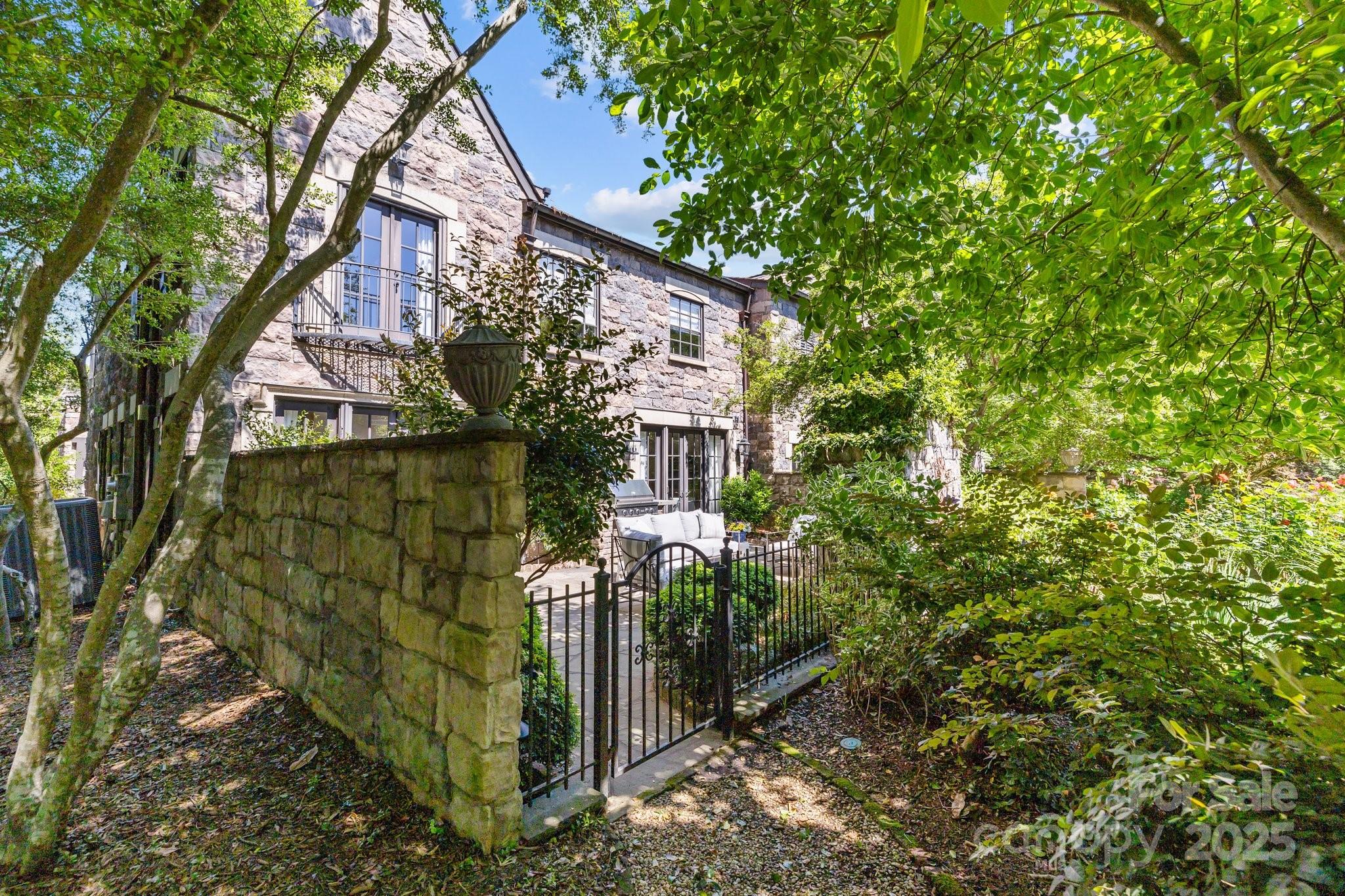1625 Bibury Lane