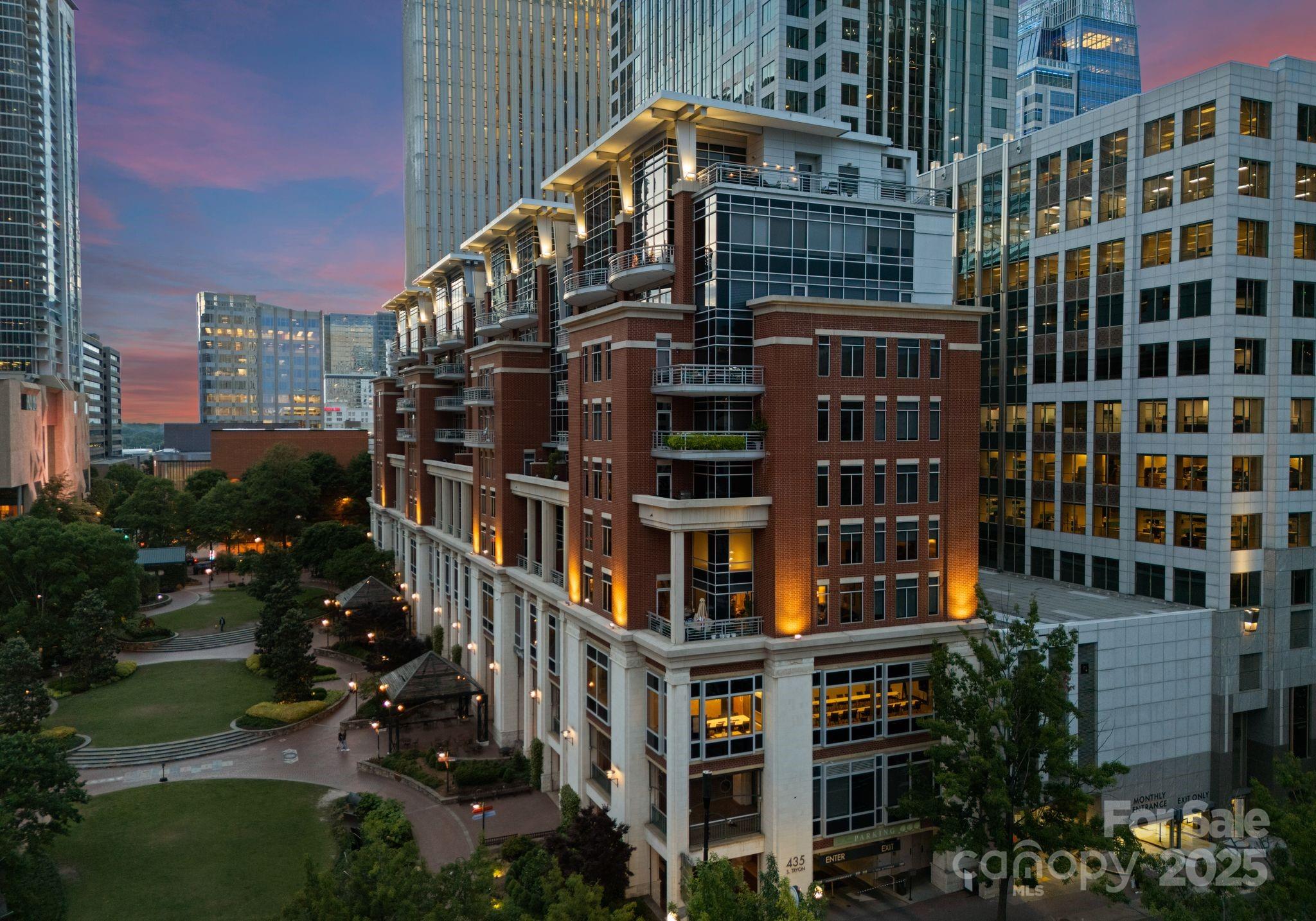 435 S Tryon Street Unit: 907
