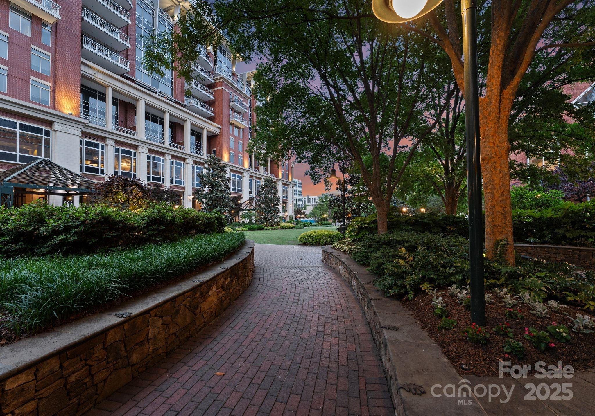 435 S Tryon Street Unit: 907
