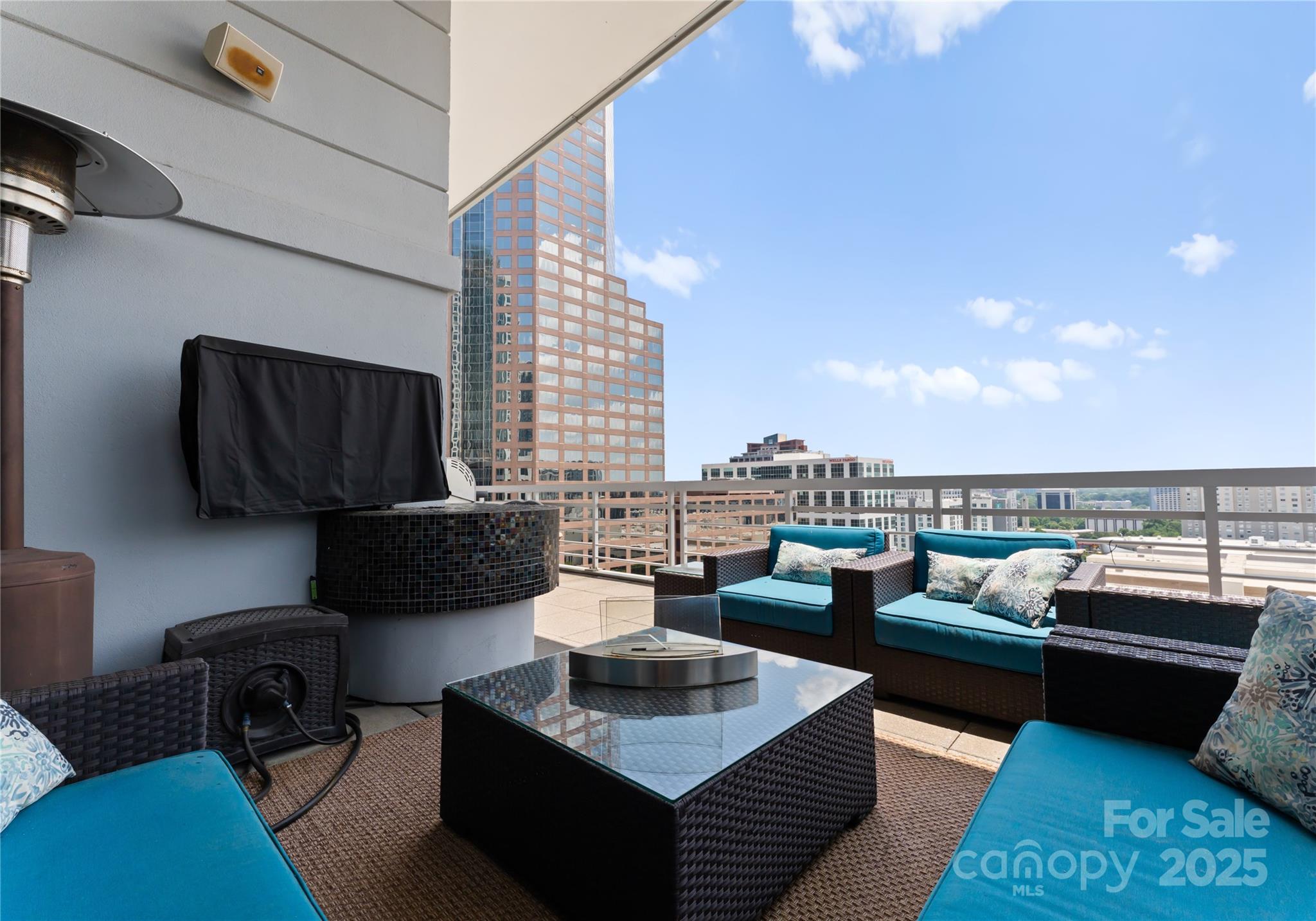 435 S Tryon Street Unit: 907