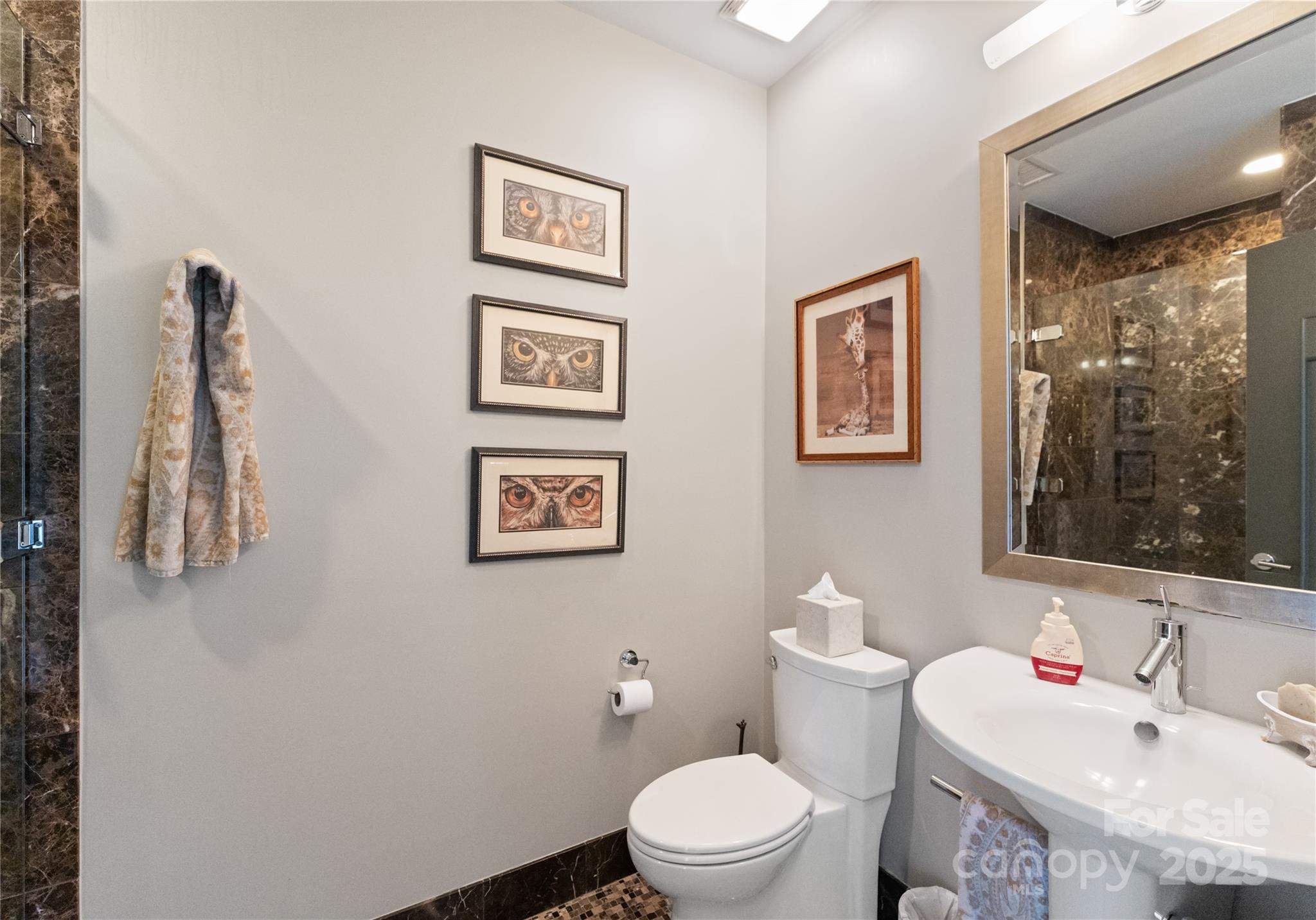 435 S Tryon Street Unit: 907