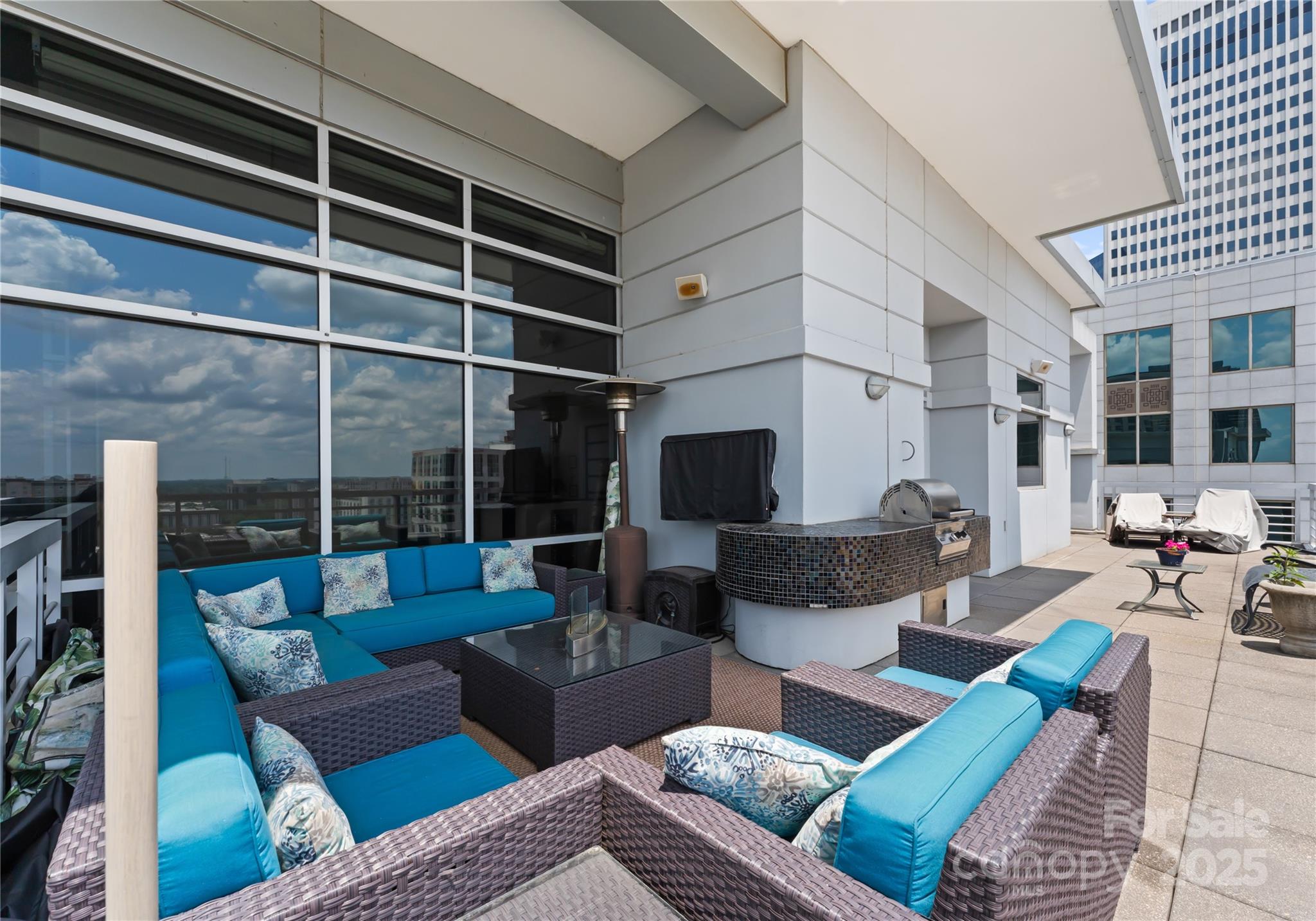 435 S Tryon Street Unit: 907