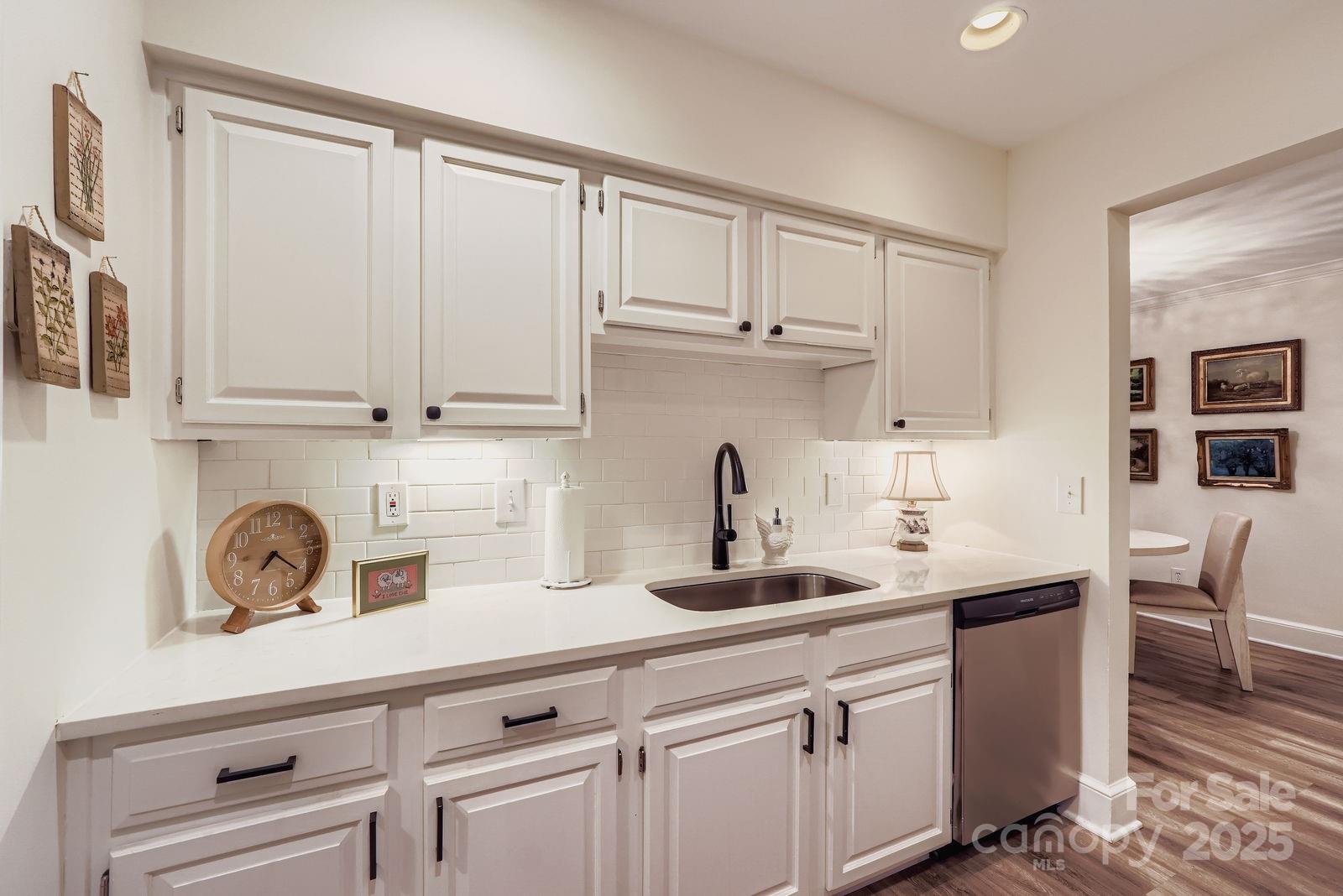 2220 Roswell Avenue Unit: F