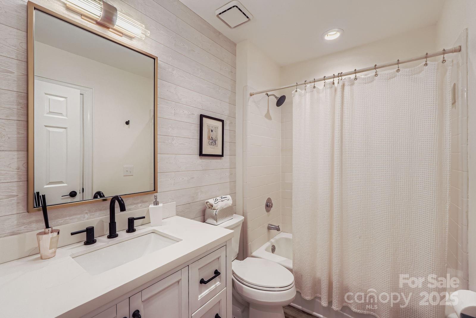 2220 Roswell Avenue Unit: F