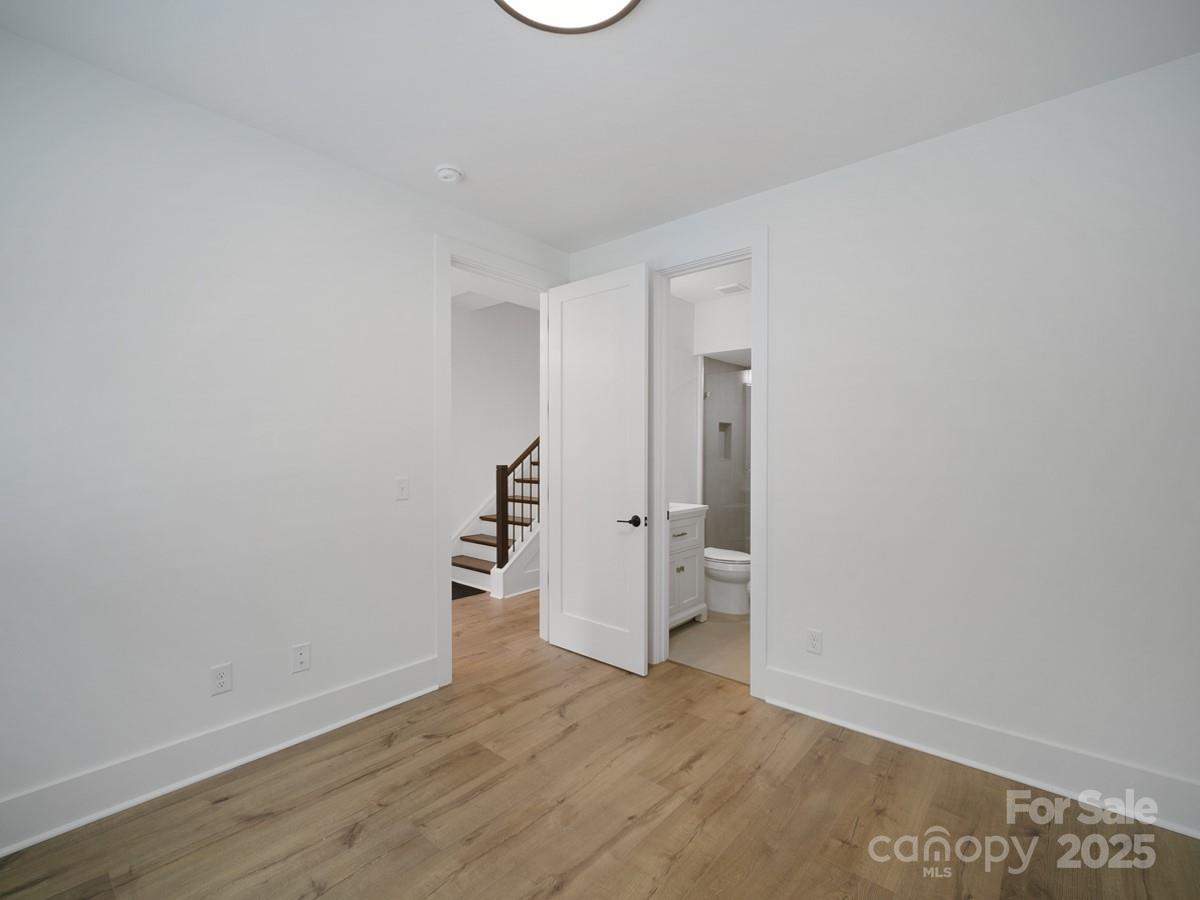 2423 Weddington Avenue Unit: 7