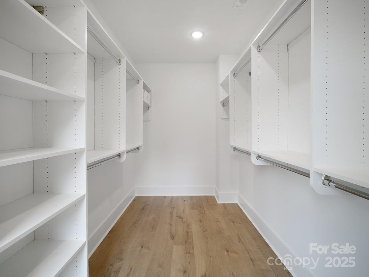 2423 Weddington Avenue Unit: 7