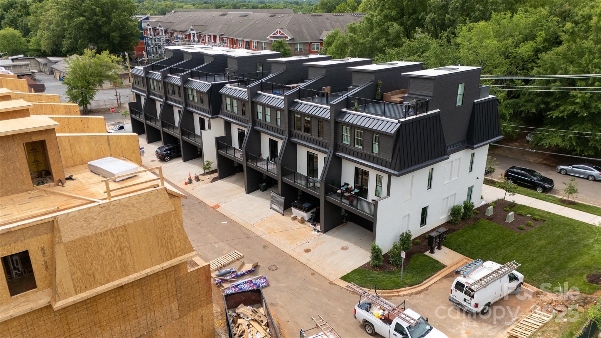2423 Weddington Avenue Unit: 7