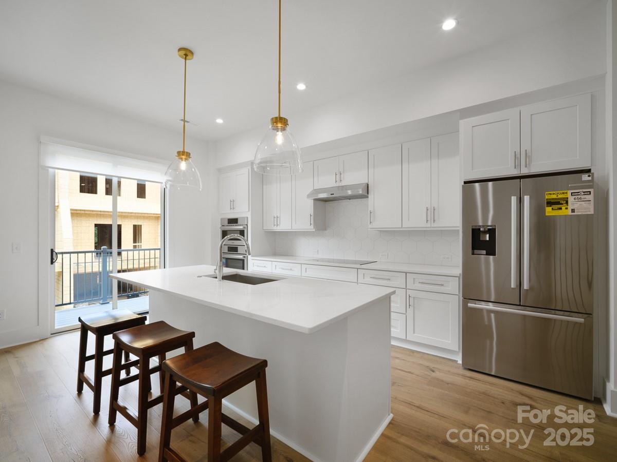 2423 Weddington Avenue Unit: 7