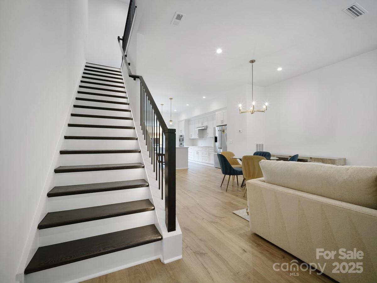 2423 Weddington Avenue Unit: 7