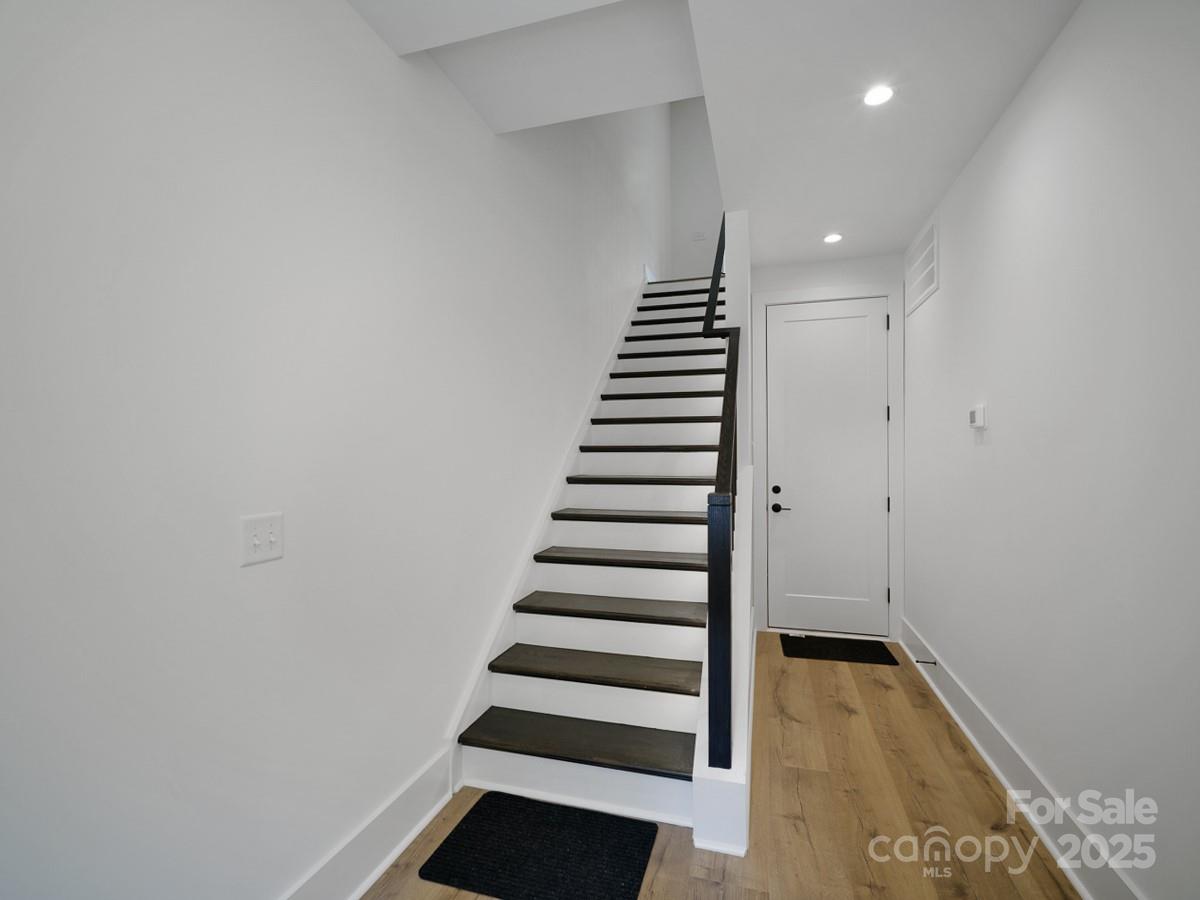 2423 Weddington Avenue Unit: 7