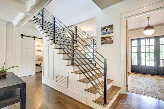 809 Mt Vernon Avenue