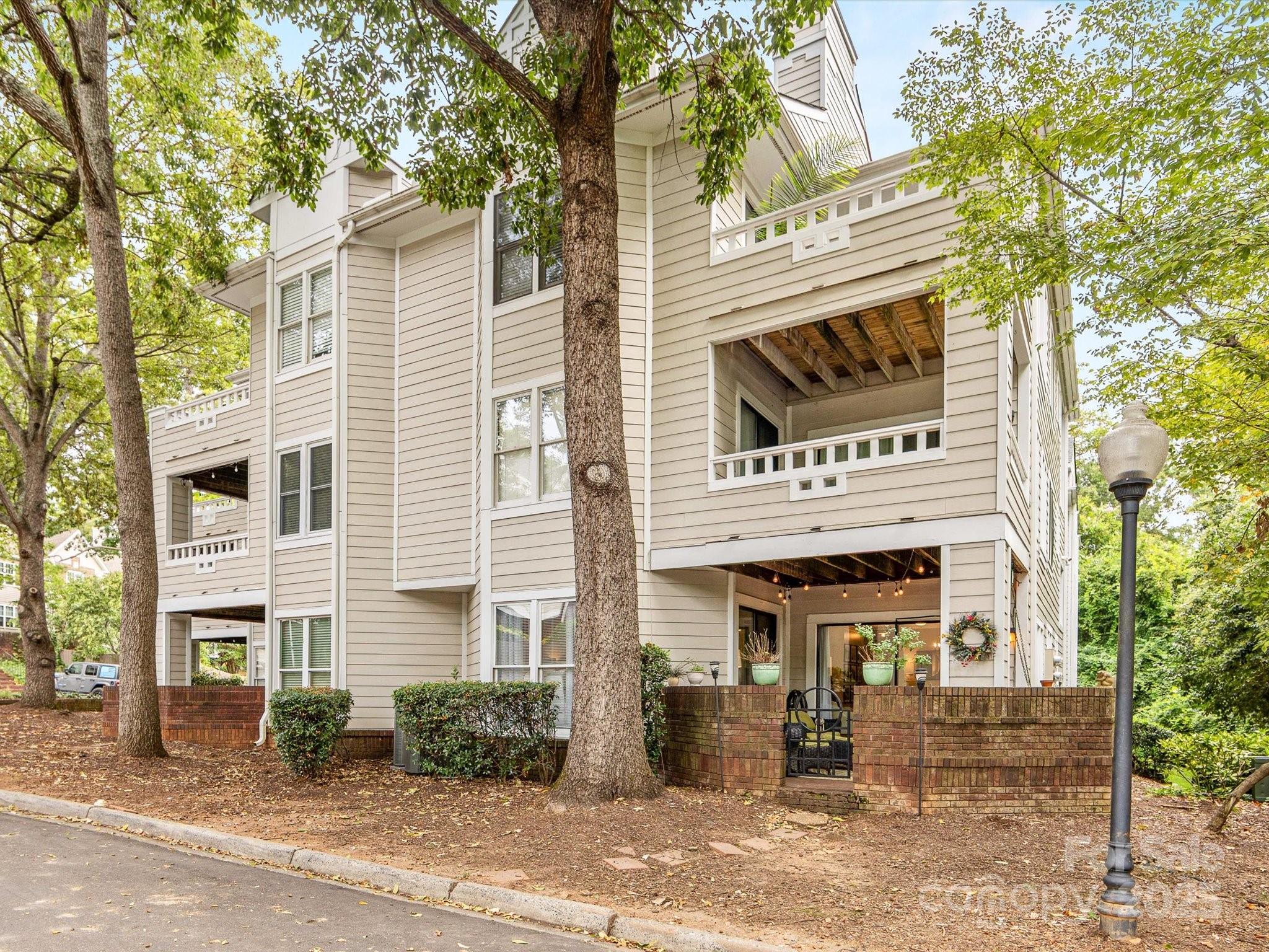 2715 Selwyn Avenue Unit: 31