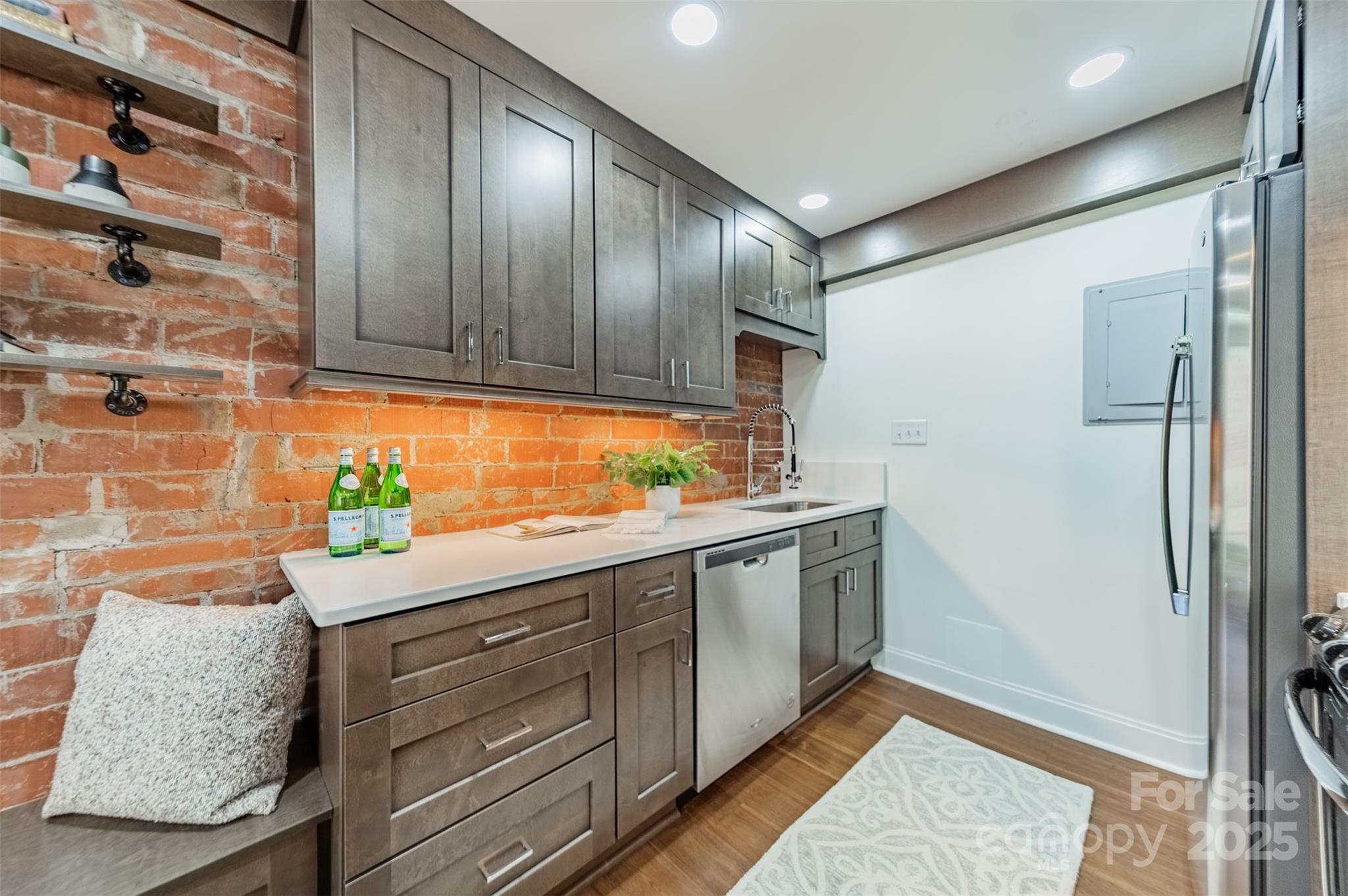400 Queens Road Unit: D6