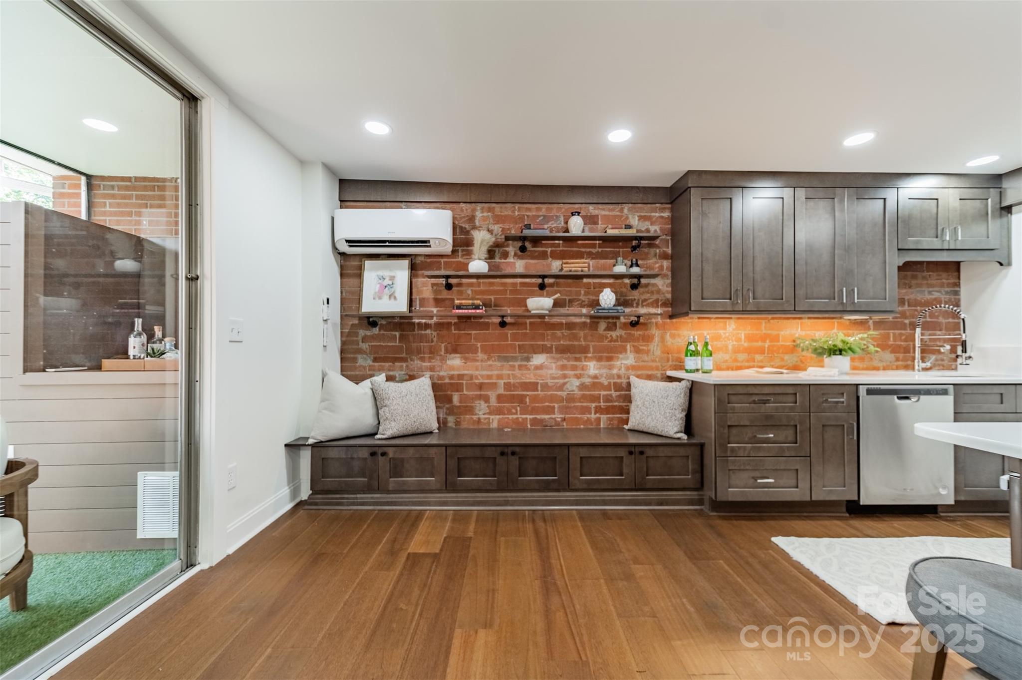 400 Queens Road Unit: D6
