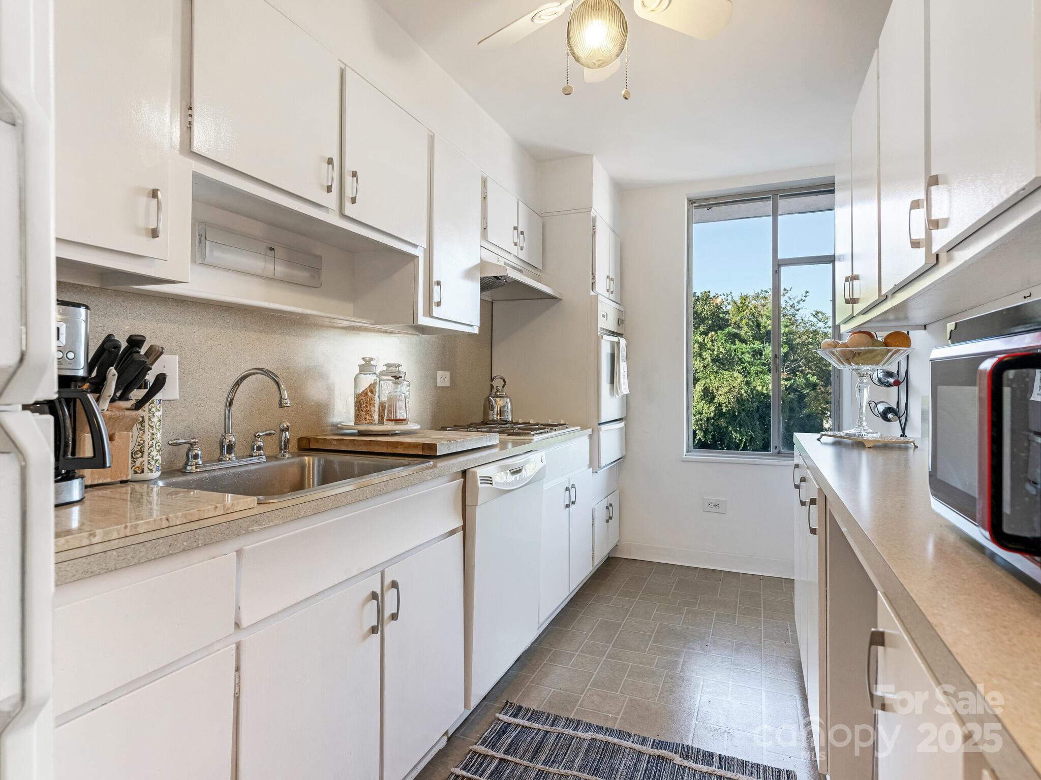 1300 Queens Road Unit: 401
