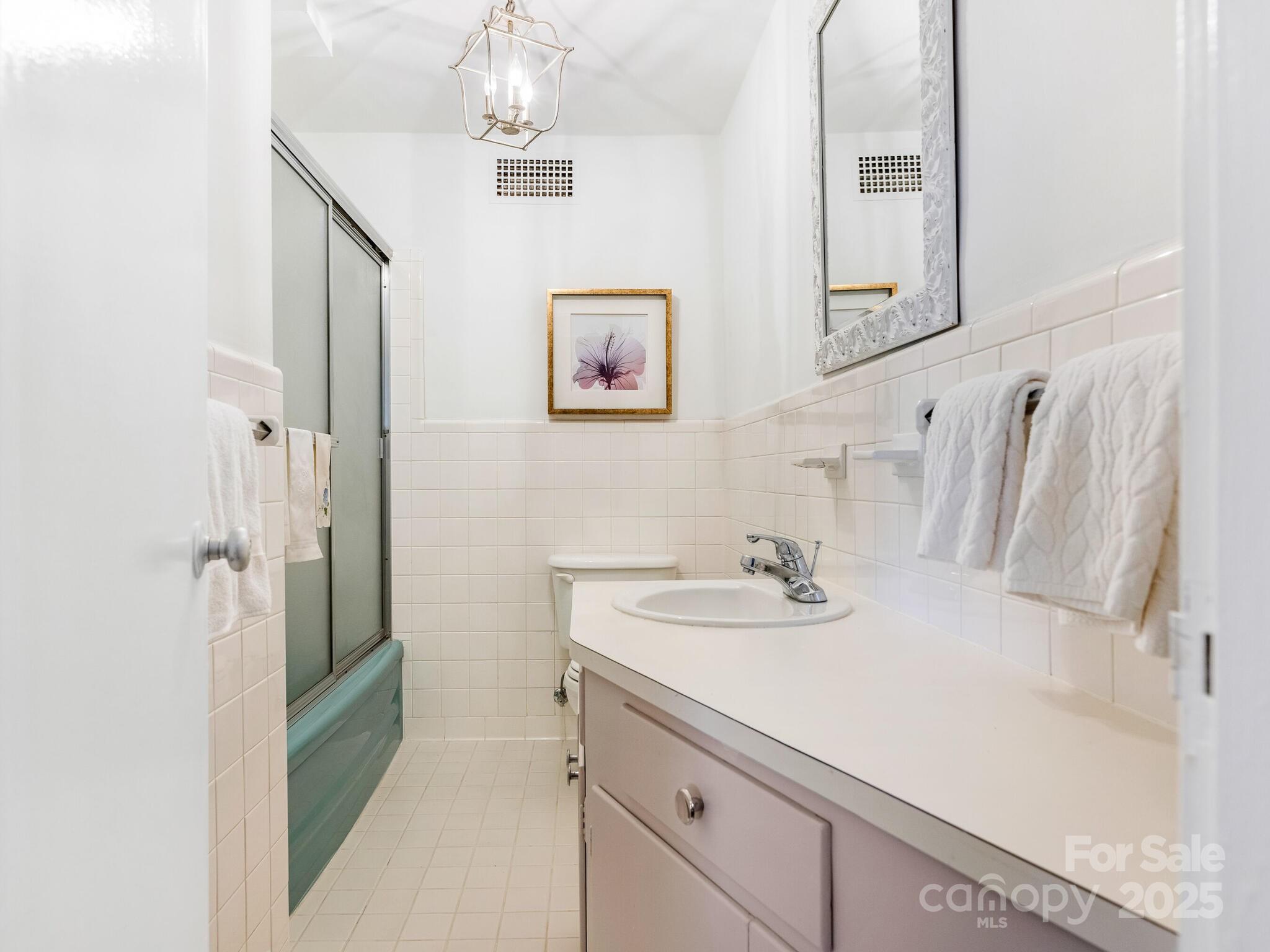 1300 Queens Road Unit: 401