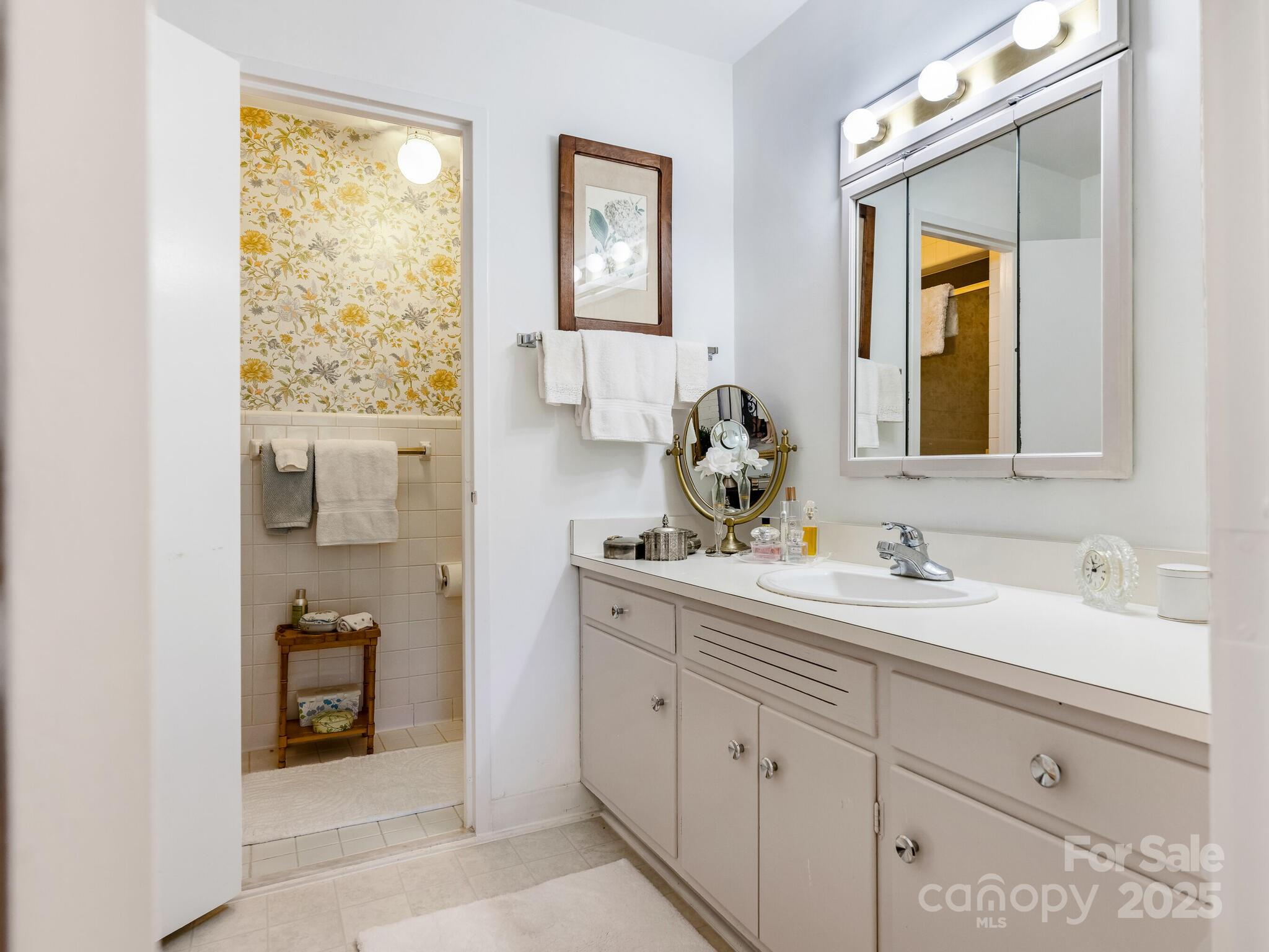 1300 Queens Road Unit: 401