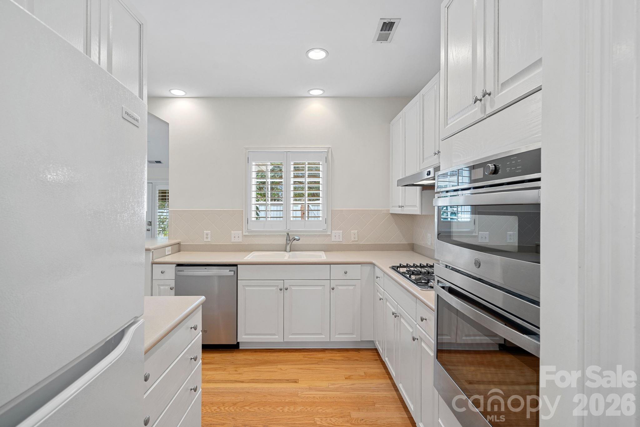 221 Sloane Square Way