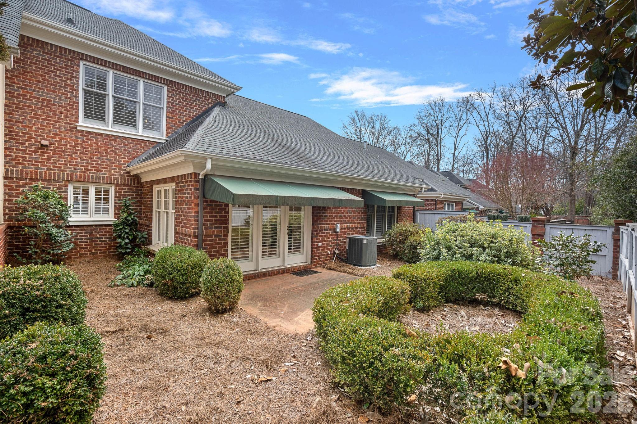 221 Sloane Square Way