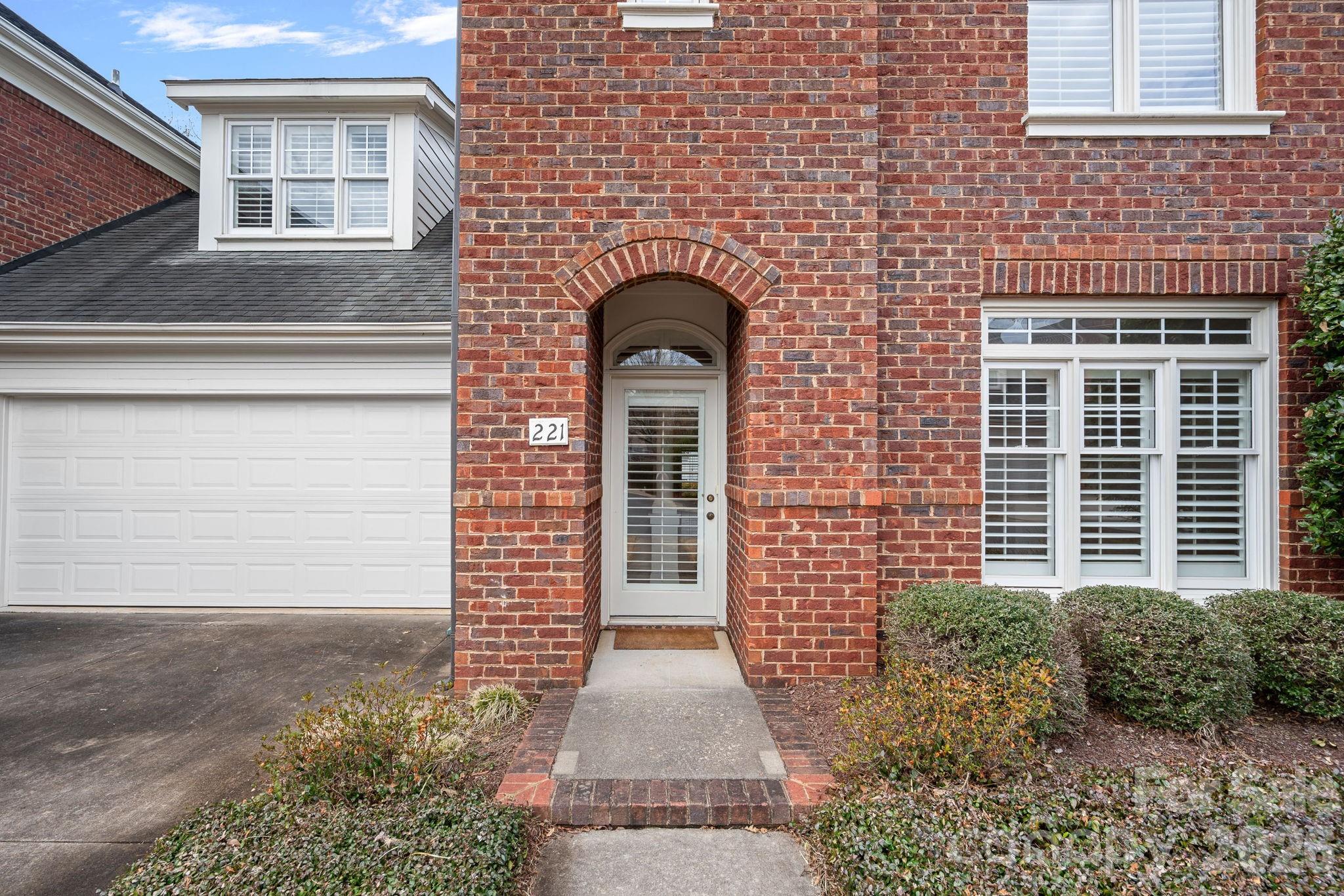 221 Sloane Square Way