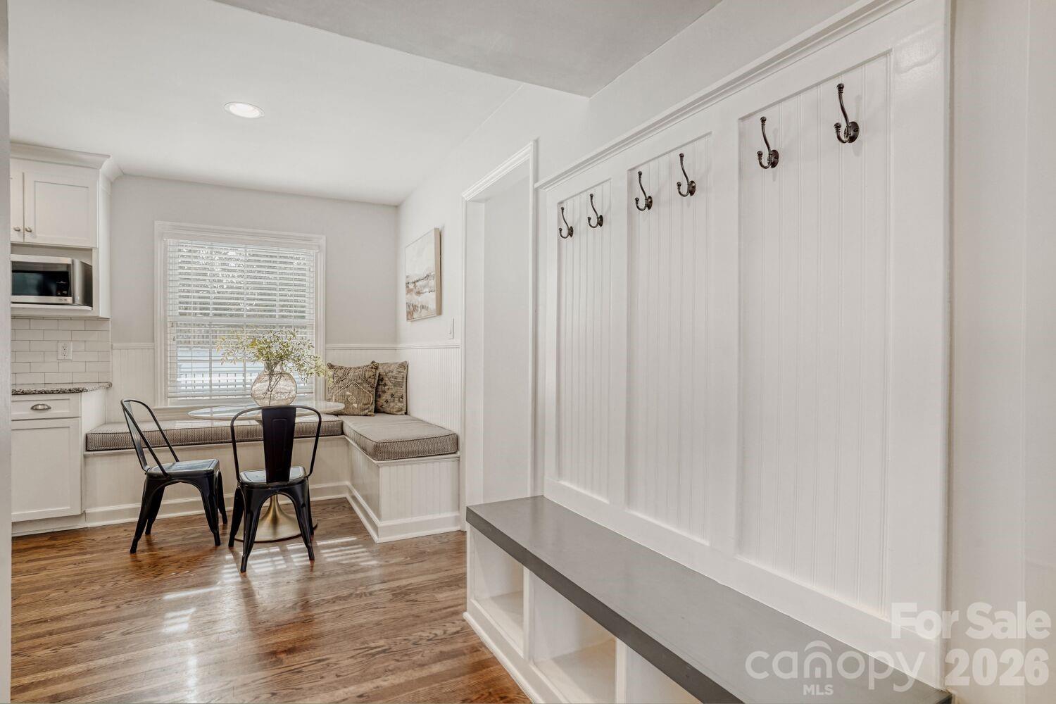 2712 Creekbed Lane